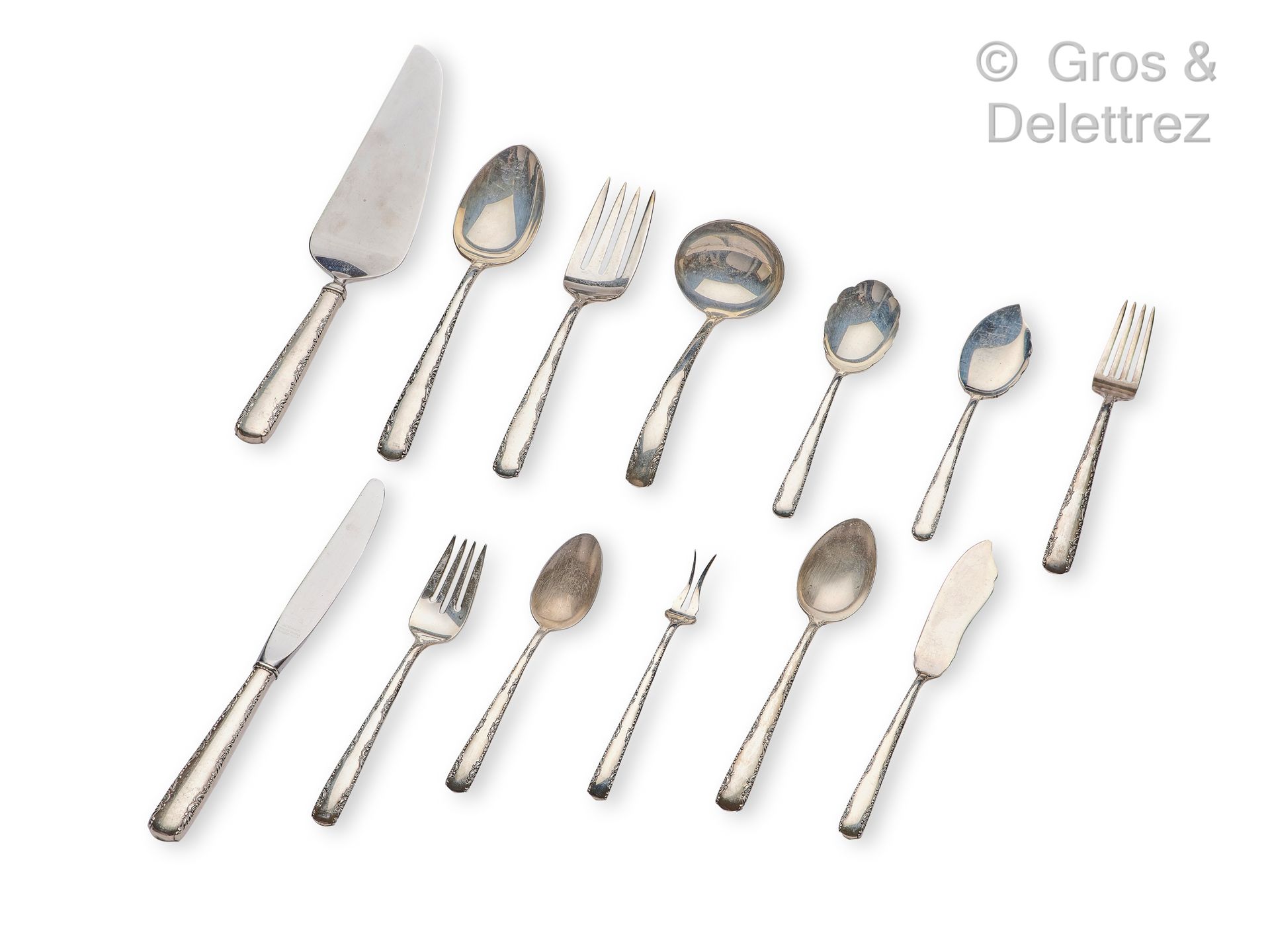 Null 纯银（925/1000）餐具套装，山茶花图案（1941年专利），包括：六把餐叉，六把餐刀，钢刀，六把蛋糕叉，六把甜点勺，两把大餐勺和一把餐叉，五把茶匙&hellip;