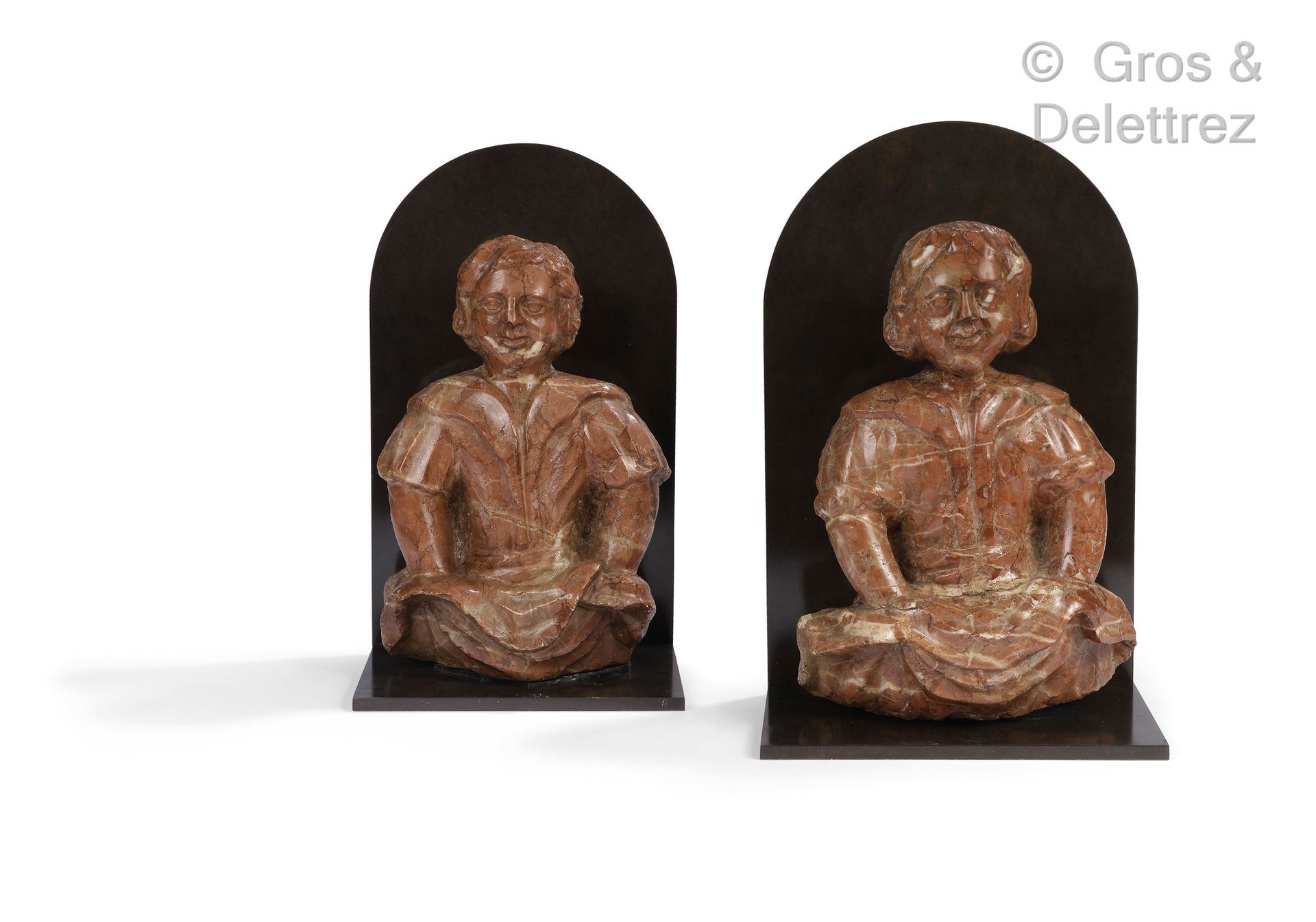 Null Ein Paar sitzender Figuren aus geschnitztem Veroneser Marmor.

Italien, 16.&hellip;