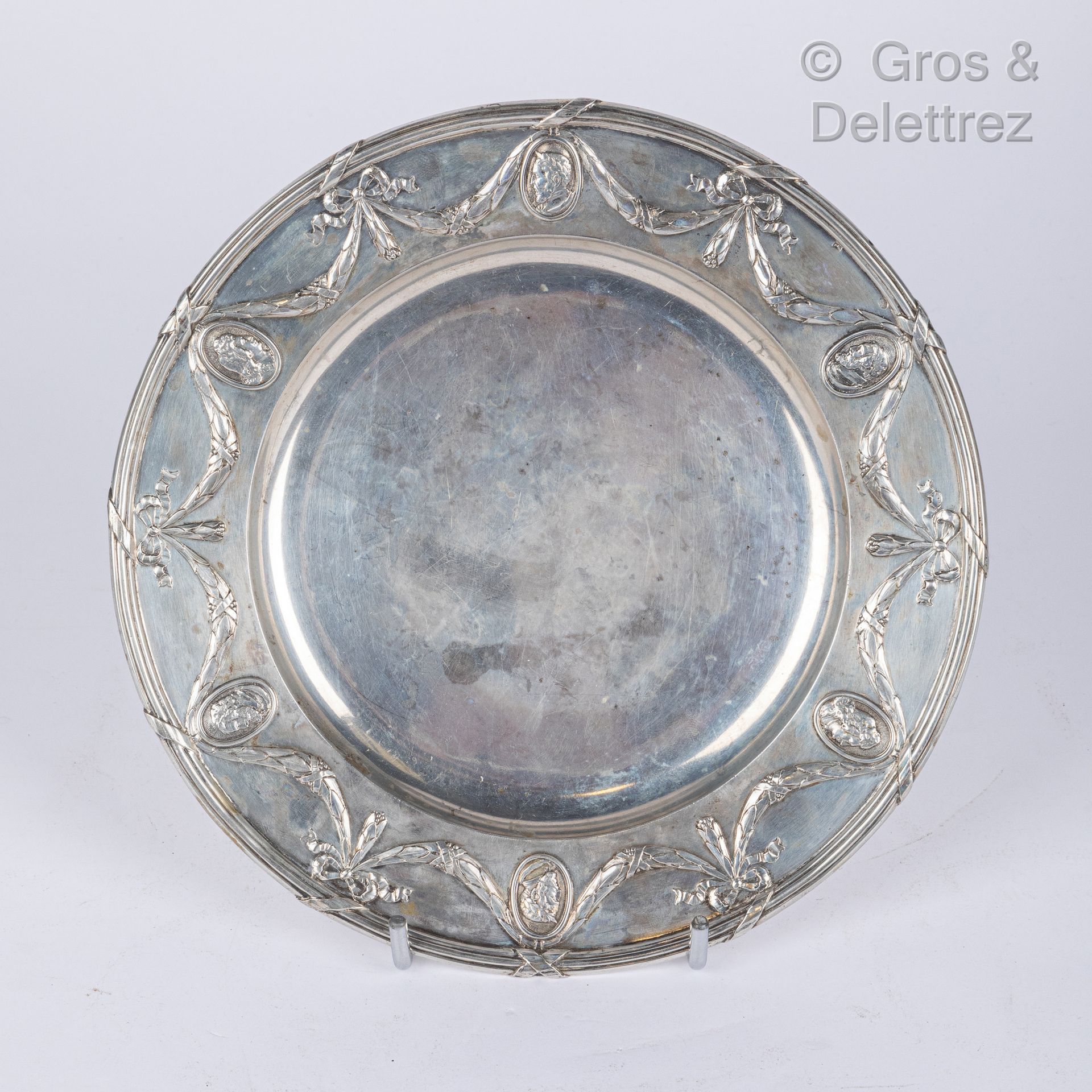 Null 银盘，Marli上装饰有名人简介的奖章、花环和蝴蝶结。

哈瑙（？），19世纪末

直径：24厘米

重量：390克