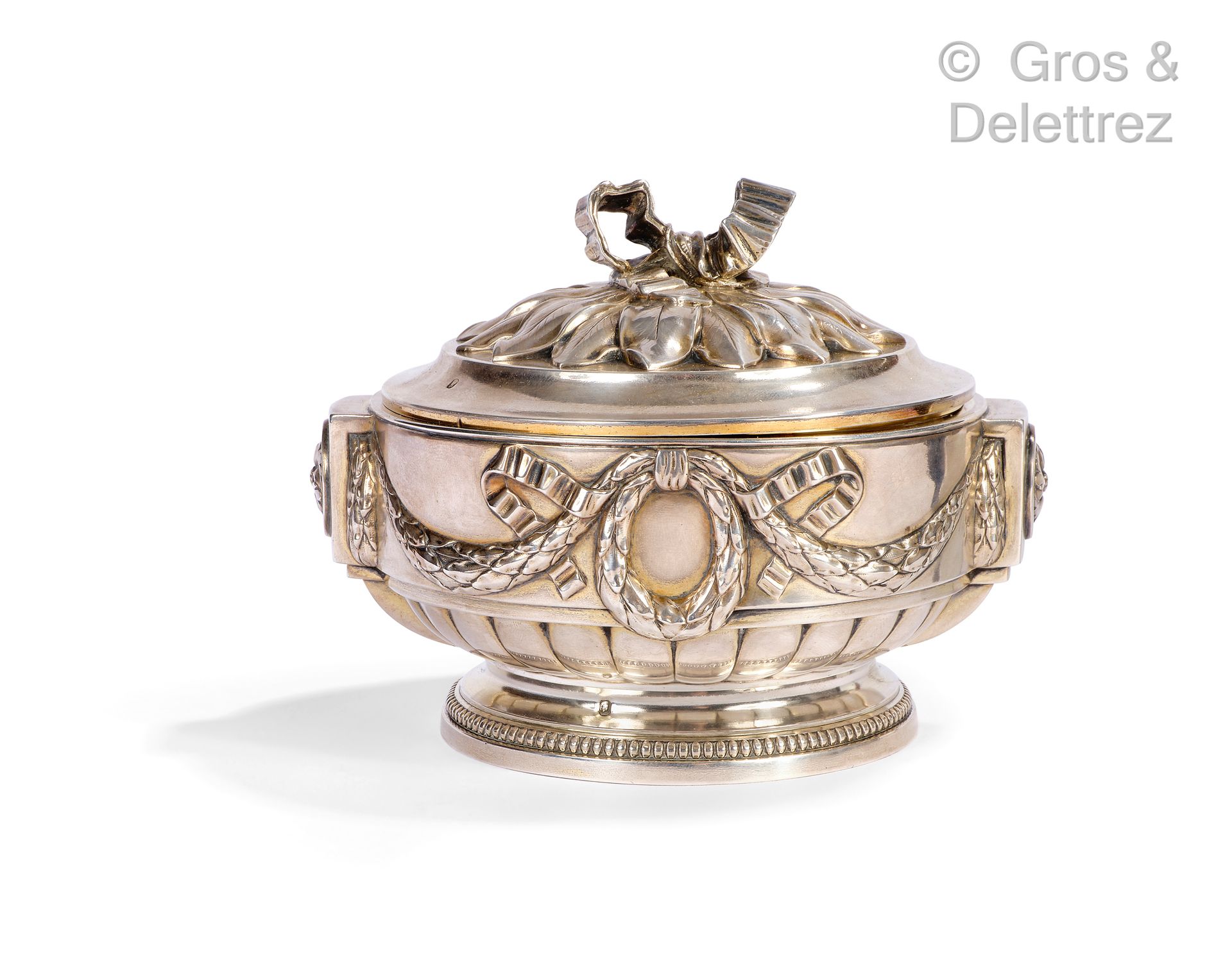Null Beautiful silver sugar bowl with rich classical decoration, the body surmou&hellip;