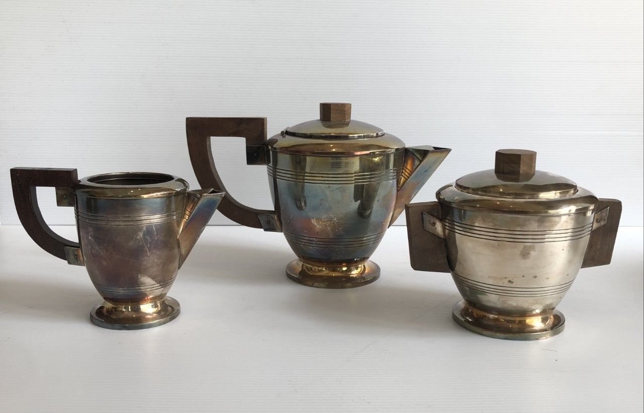 Null 三件套镀银服务，包括一个咖啡壶，一个牛奶壶和一个糖碗。

约1940年。

轻微磨损