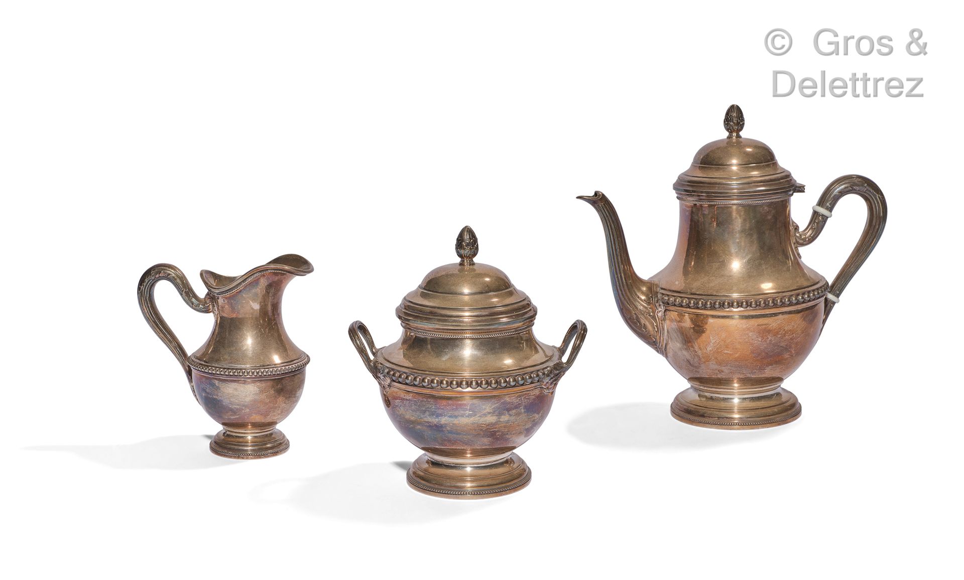 Null 有珍珠装饰的银质茶具，手柄上有双叶的附件。手柄是一个橡子的形状。它由一个茶壶、一个牛奶壶和一个有盖糖碗组成。

密涅瓦印记 - 金匠 : Hénin &hellip;