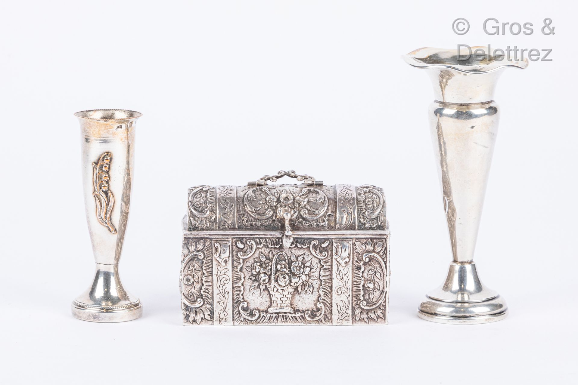 Null 一批银器包括:

- 英国作品的Soliflore花瓶

- 饰有花篮和罗盖尔的微型箱子。荷兰的工作。

毛重：226克

冲击和划痕

一个小的So&hellip;