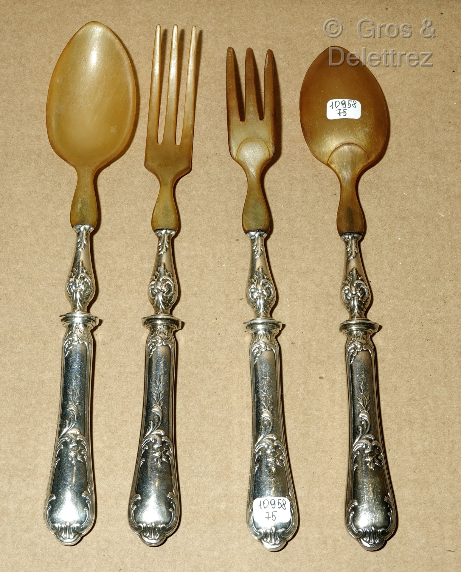 Null Two pairs of salad servers and a pie server (twisted), the handles in fille&hellip;