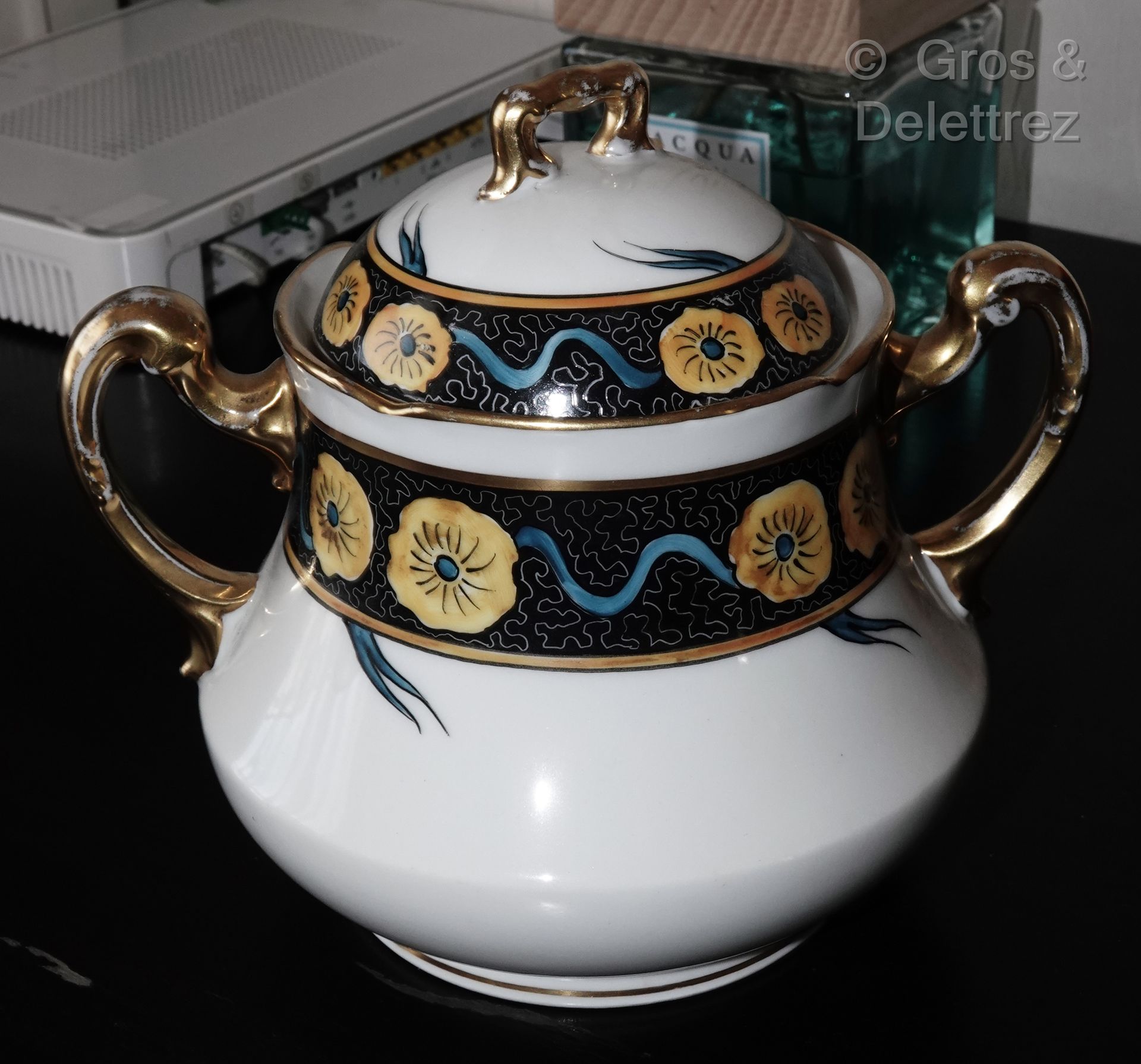 Null 
利莫盖斯 

多色和金色花卉装饰的瓷器茶具，包括一个茶壶，一个牛奶壶，一个有盖糖碗，八个杯子和碟子，八个盘子和一个蛋糕盘。

约1925年

小碎片