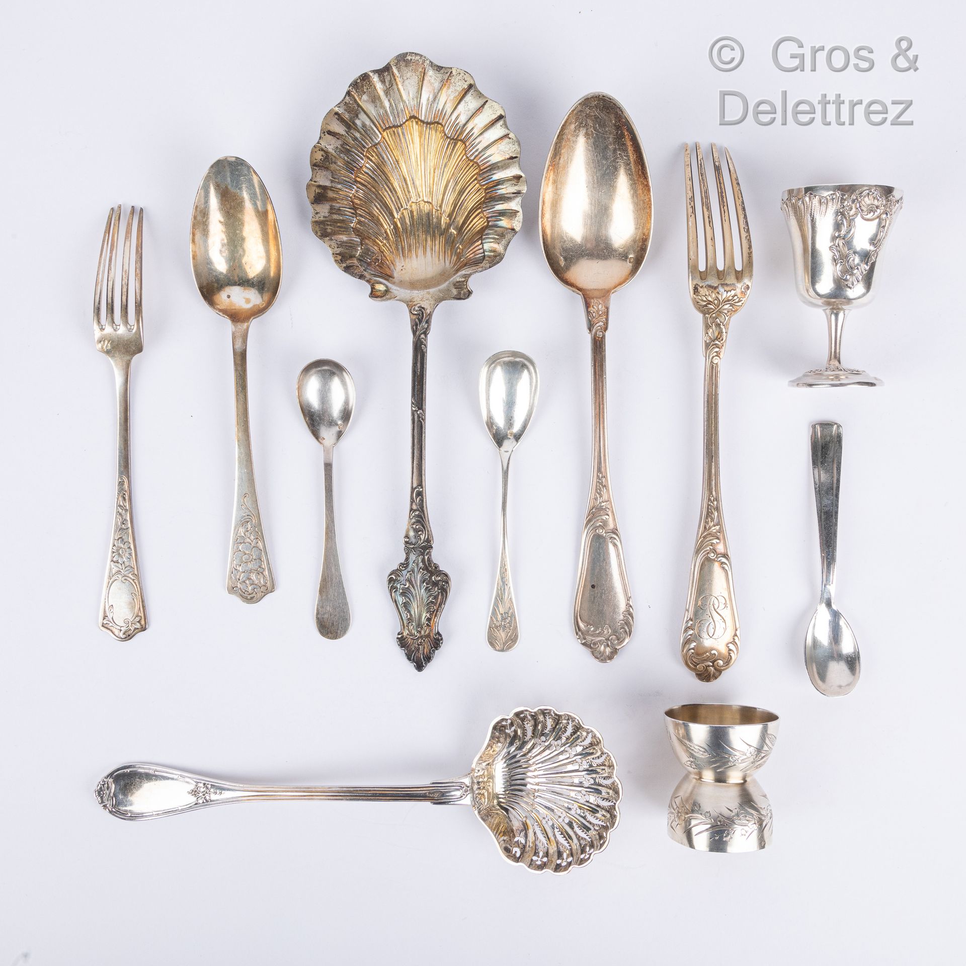 Null Silver lot including:

a sugar spoon, a strawberry scoop, a baptismal cutle&hellip;
