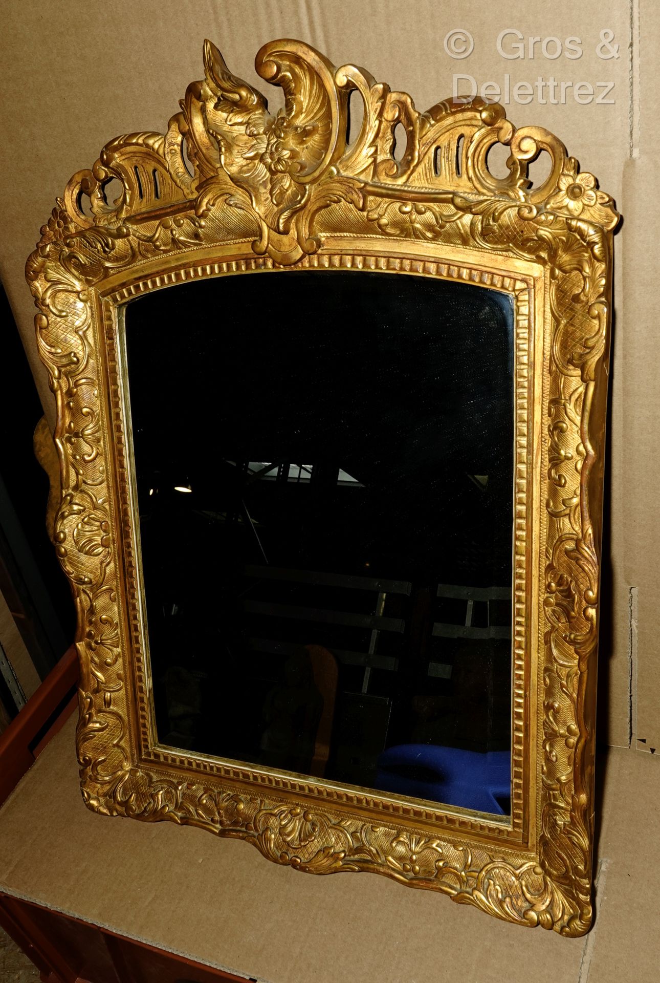 Null 雕刻和镀金的木制镜子，镂空的踏板上装饰着钉子。

镜子是斜面的。

路易十五风格，19世纪。

82 x 58 cm
