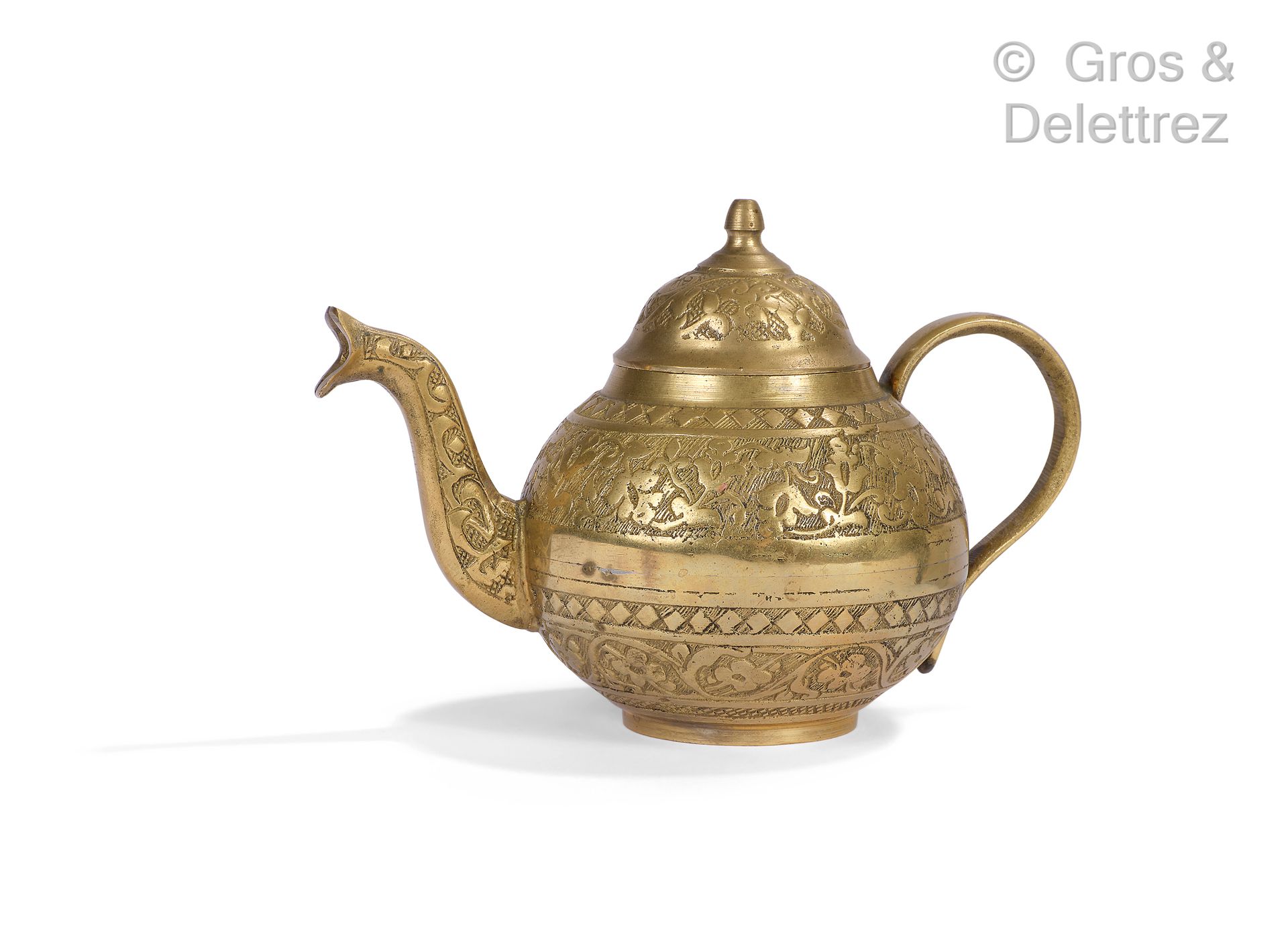 Null 拍品由一个镀银的带字的柱形花瓶，一个有不同铜锈的青铜杯和一个青铜茶壶组成。

高度：18至12厘米