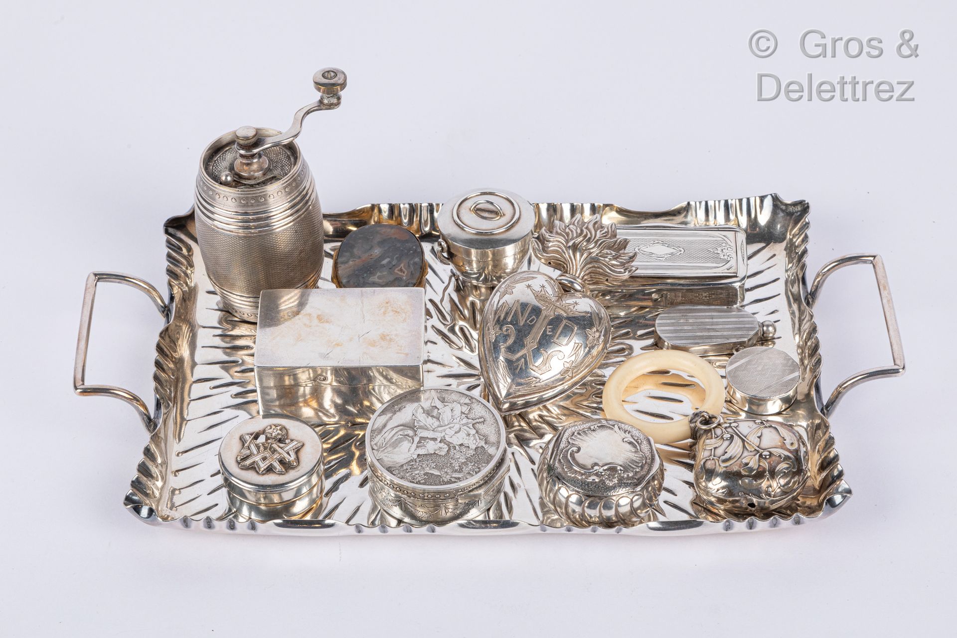 Null 银和镀银的金属拍品，包括小盒子，烧瓶，拨浪鼓，胡椒罐和带两个手柄的小长方形托盘（11件）。

套装毛重：950克

可称重量：228克

附有一个硬石&hellip;