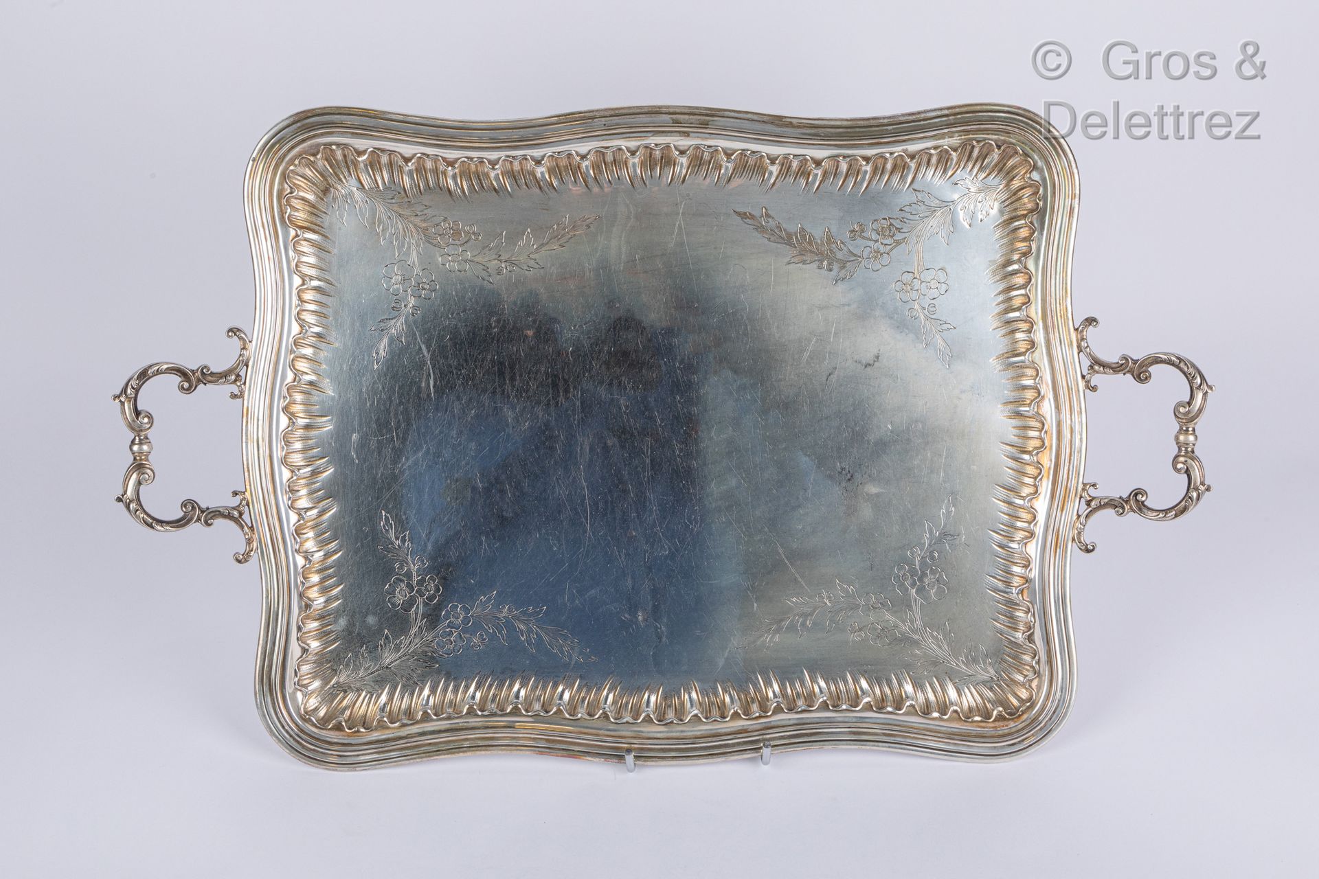 Null Großes rechteckiges Silbertablett mit Rocaillen-Dekor und eingravierten Blu&hellip;