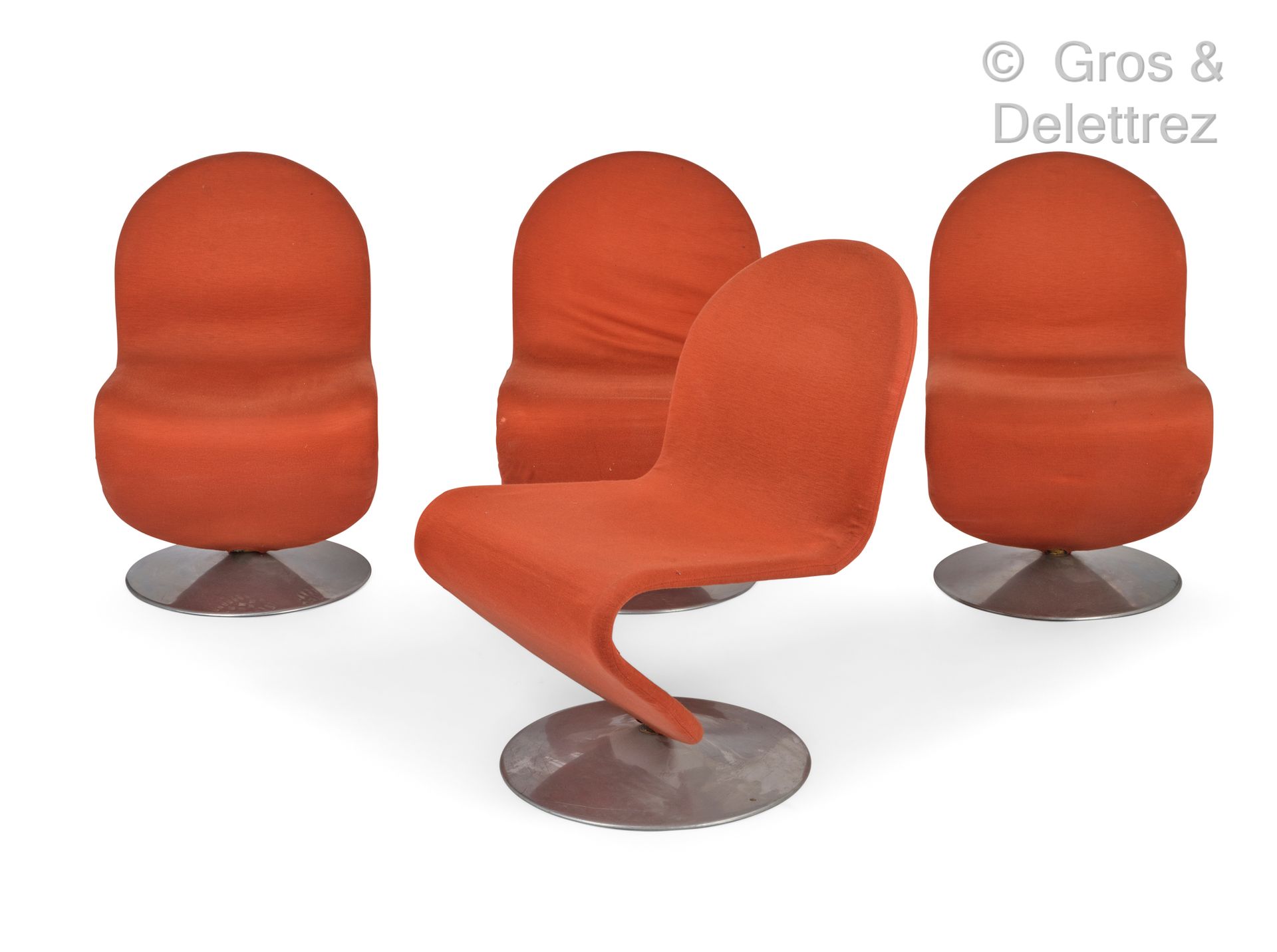 Verner PANTON (1926-1998) 一套四把扶手椅，型号为 "1-2-3"，管状金属，铸铝圆形底座，橙色织物装饰。

弗里茨-汉森版。

约19&hellip;