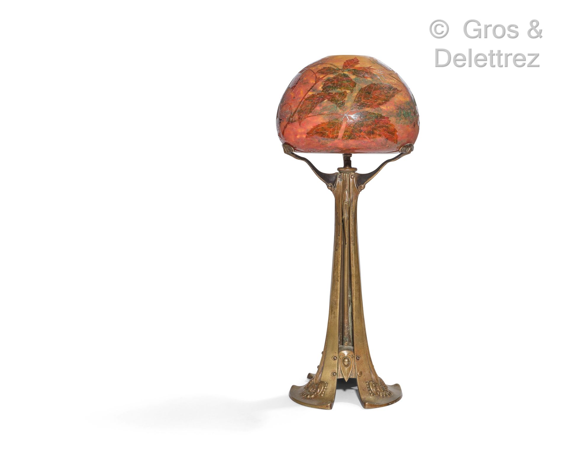 LOUIS MAJORELLE (1859-1926) et DAUM NANCY 一盏青铜灯，有奖章式的斑纹和植物装饰，围绕着一个内衬玻璃碗，上面有橙红色调的&hellip;