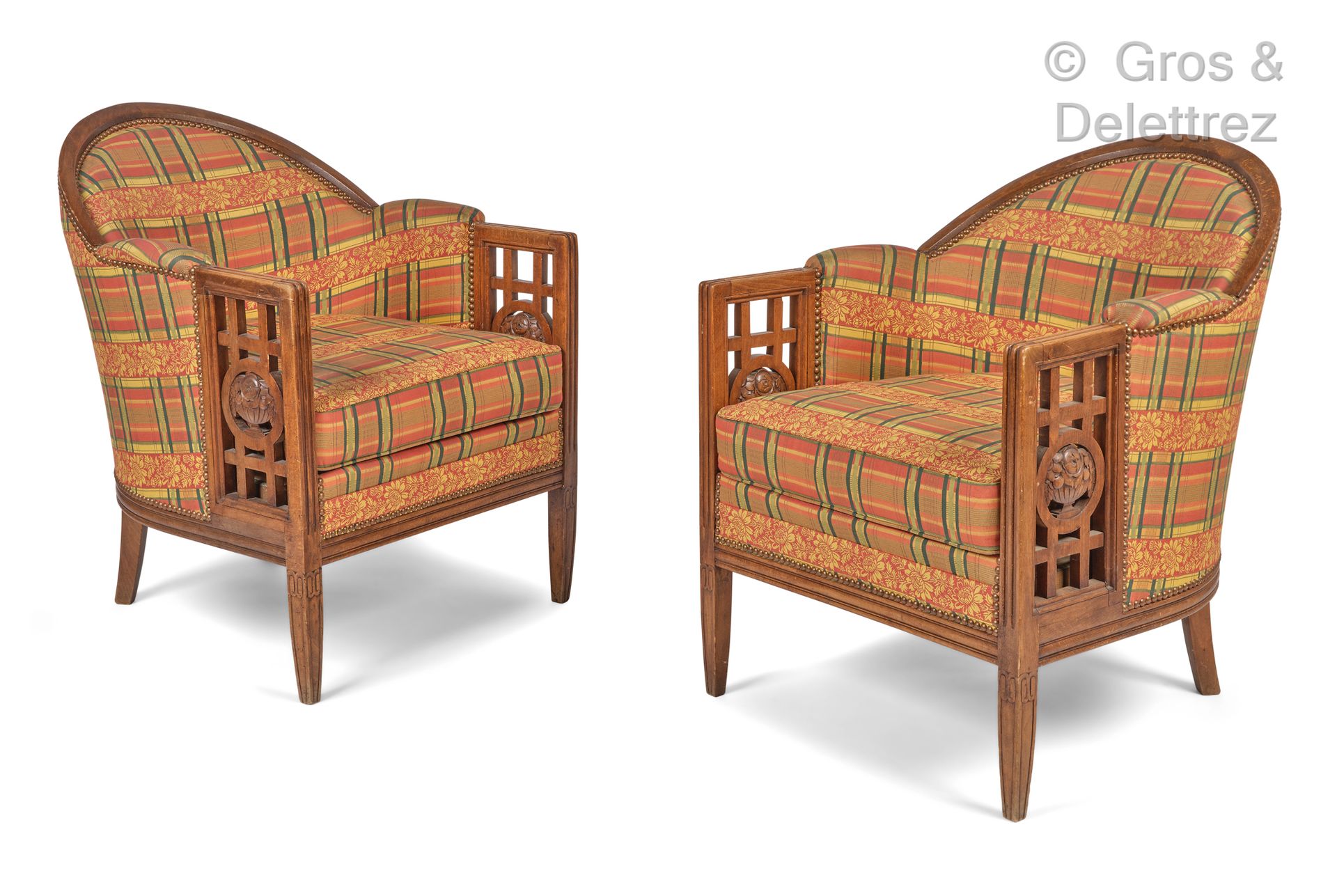 Paul Follot (1877-1941) 一对着色的山毛榉木扶手椅，扶手上有镂空和雕刻的碗和叶子的装饰，用多色的布料装饰。

高：81厘米/宽：66厘米/&hellip;