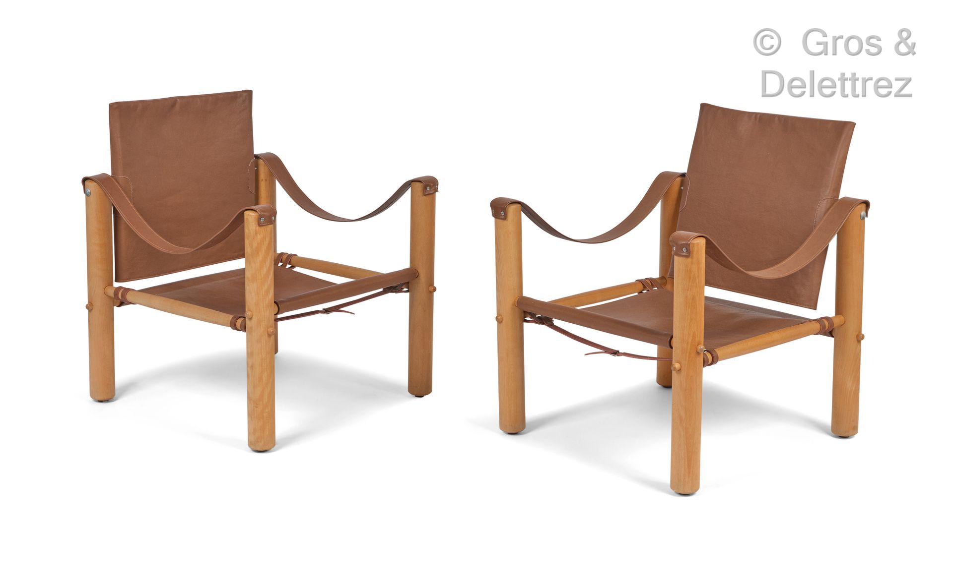 Travail des années 50 一对山毛榉木扶手椅，配有棕褐色的皮革装饰。

高：75厘米/宽：64厘米/深：64厘米