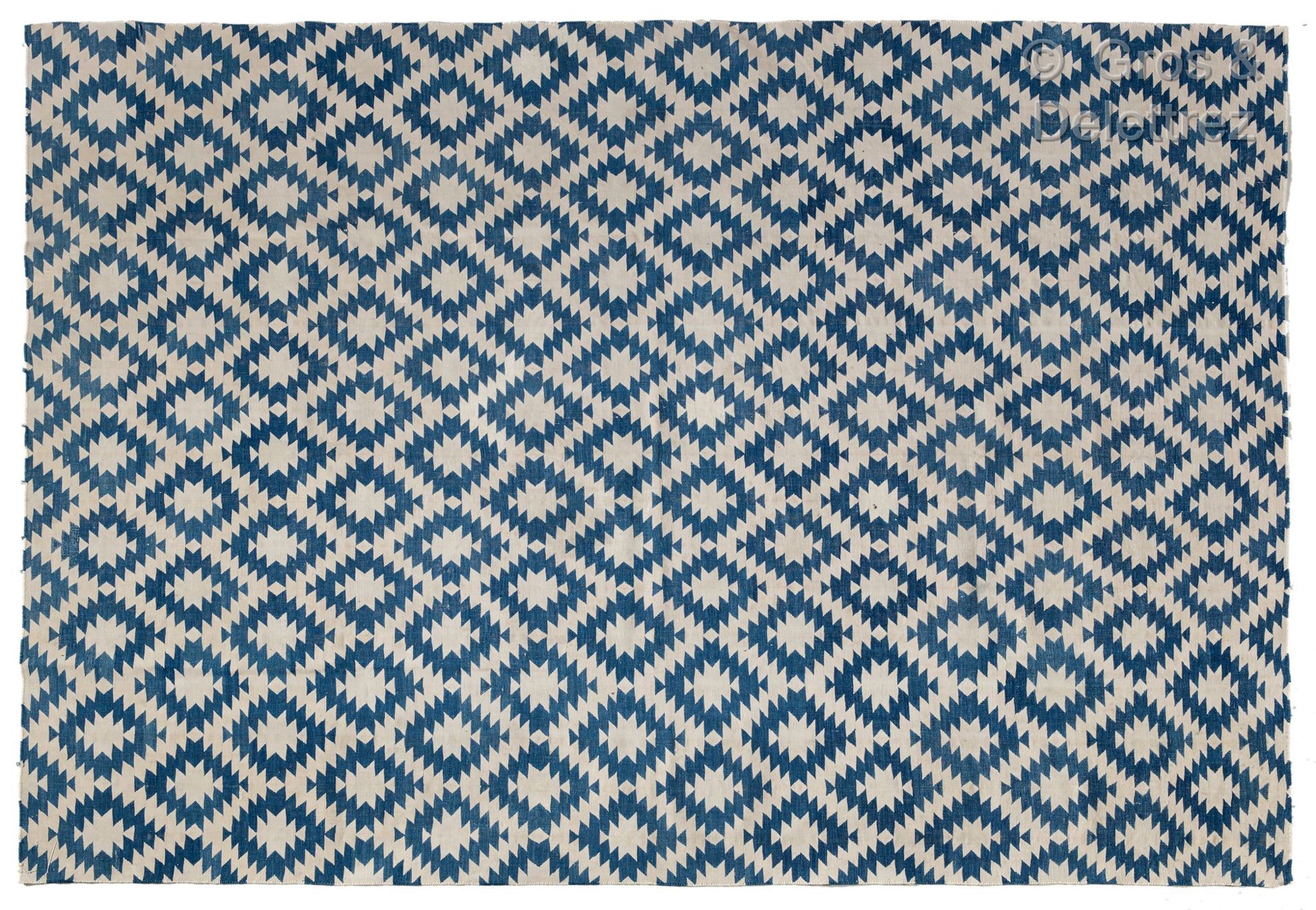 INDIAN DHURRIE 短羊毛地毯，有蓝色和白色的几何装饰。

尺寸：172 x 225 cm