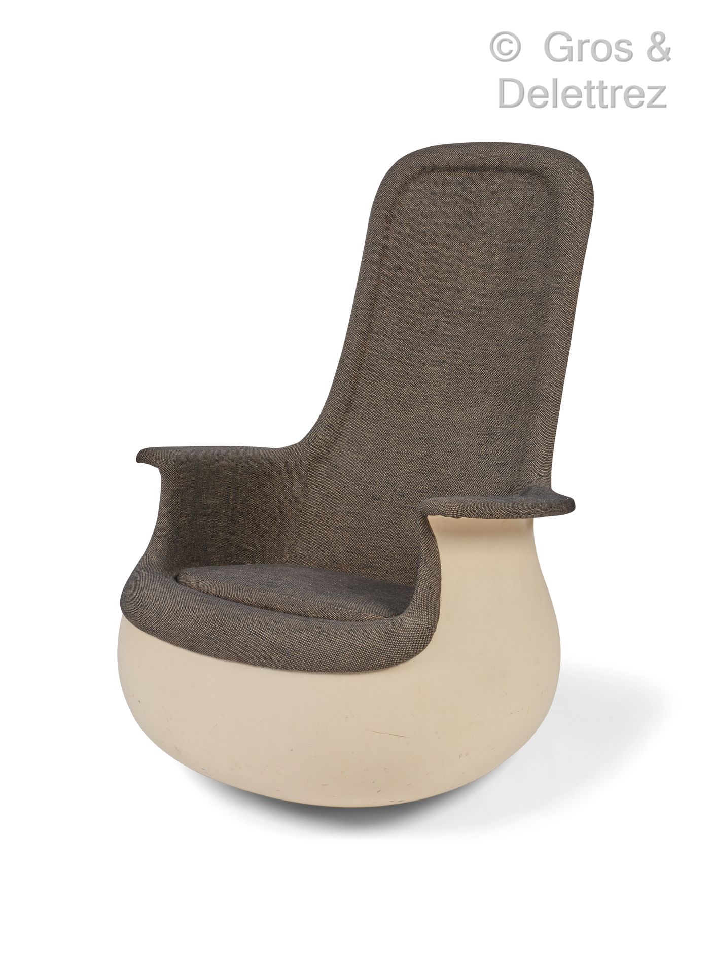 Marc HELD (Né en 1932) 扶手椅型号 "Grand Culbuto"，玻璃纤维和白色漆面聚酯，灰色织物装饰。

克诺尔国际版。

约1967&hellip;