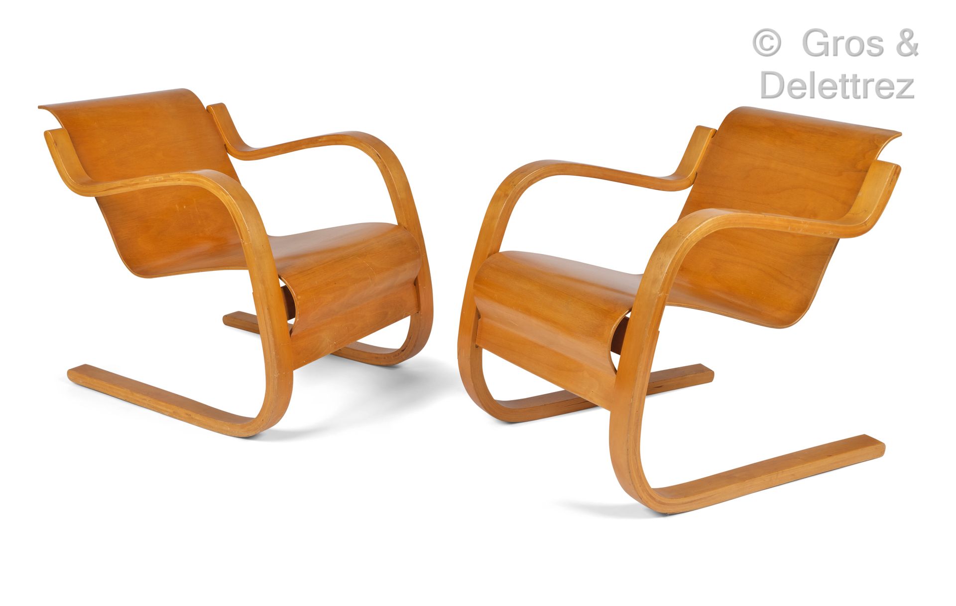 Alvar Aalto (1898-1976) 一对扶手椅，型号为 "31"，由桦木胶合板和软木制成。

Artek版。

高：67厘米/宽：59厘米/深：76&hellip;