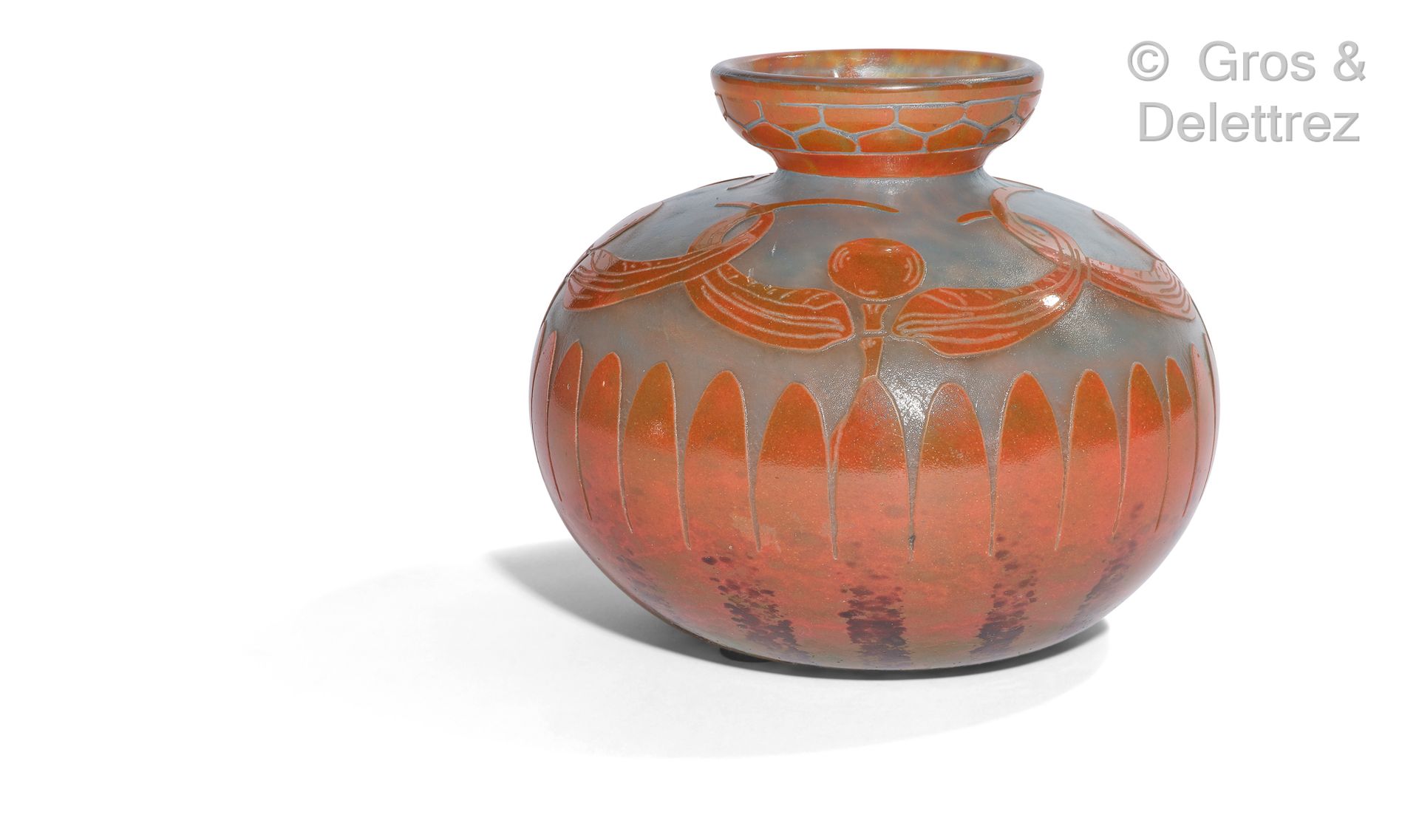 LE VERRE FRANÇAIS 一个内衬玻璃花瓶，在不透明的背景上用酸蚀法装饰着橙色色调的风格化蜻蜓。

与贝林戈特的签名。

高 : 19,5 / 直径 &hellip;