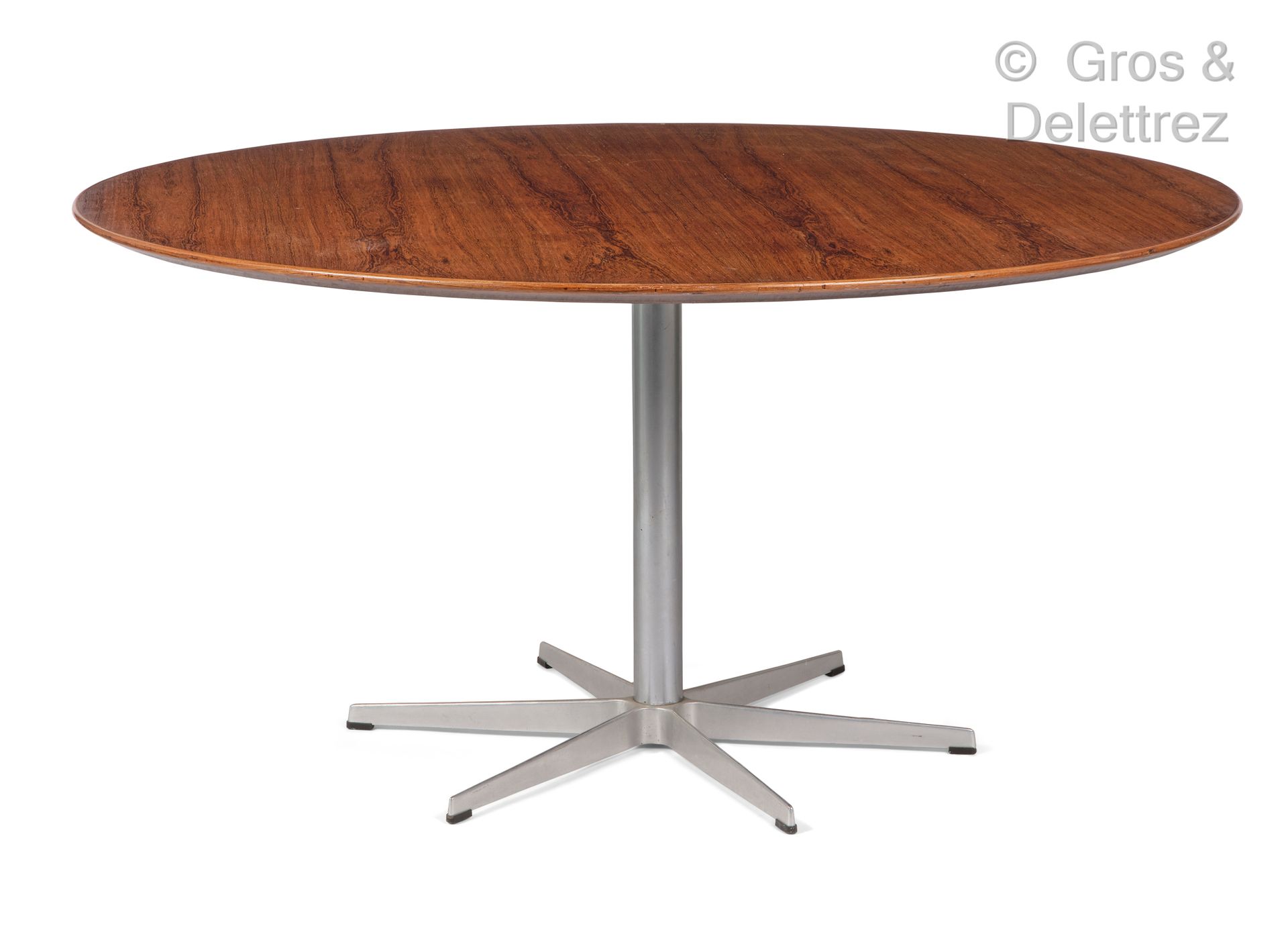 Arne JACOBSEN (1902-1971) 餐厅的桌子有一个圆形的紫檀木贴面，在一个六角星的底座上。

弗里茨-汉森版。

高：70厘米/直径：145厘&hellip;