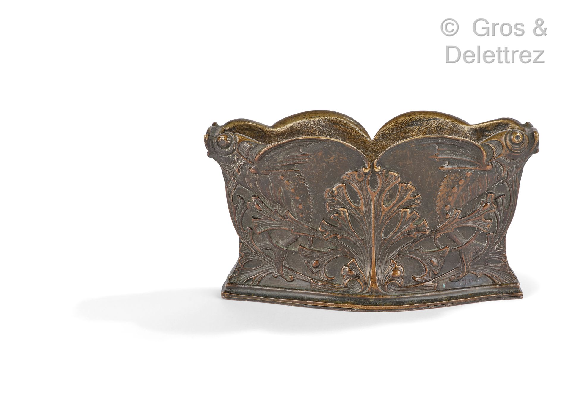 Marcel BING (1875-1921) 铜制花盆，带有奖状铜锈和锦鲤装饰。

签名为 "MBing"。

约1900年。

高：11 / 宽：20 厘米