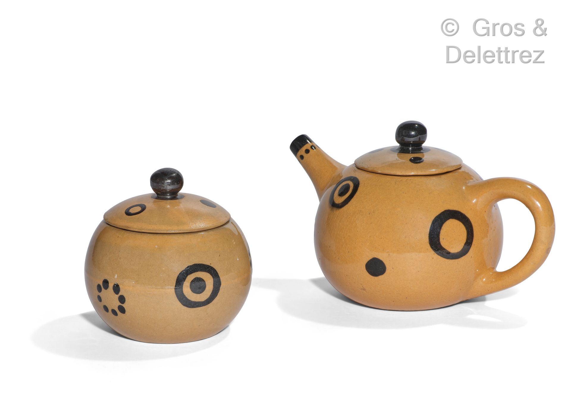 FRANCIS JOURDAIN (1876-1958) 棕色釉面陶瓷茶壶和糖碗，有黑色的几何图案。

以艺术家的姓名首字母命名。

约1930年。

高：13&hellip;