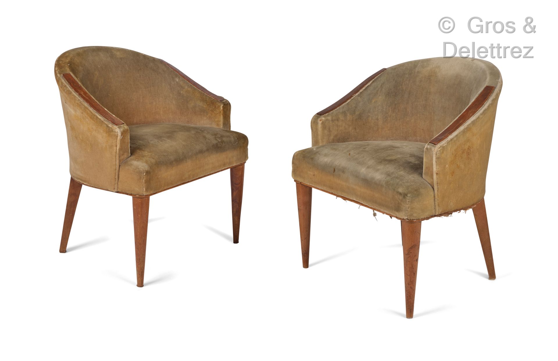 TRAVAIL FRANCAIS 1930-1950 一对染色山毛榉的低扶手椅。

椅垫上覆盖着绿色天鹅绒。

高：72 / 宽：54 / 深：56 厘米