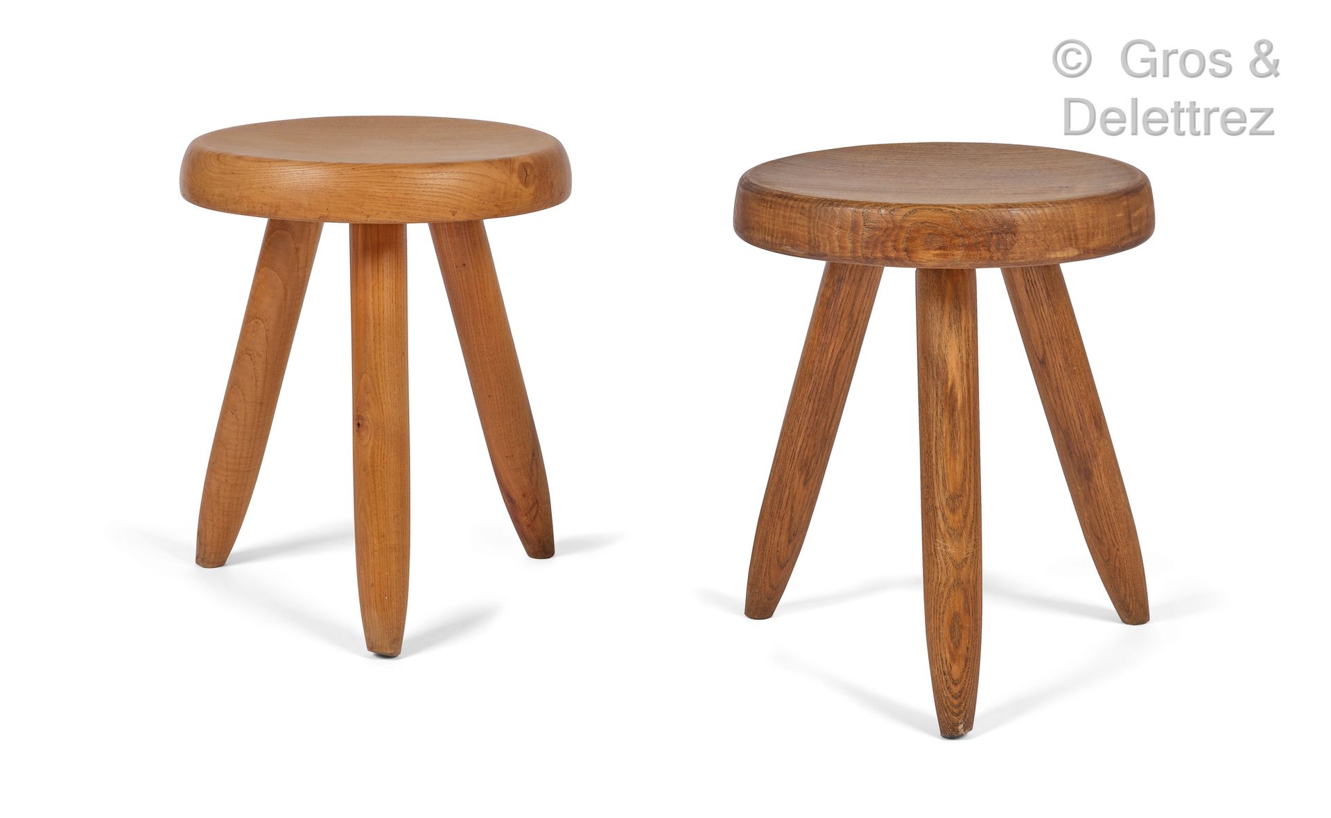 Charlotte PERRIAND (1903-1999) 一对白蜡木的 "Berger haut "型凳子，圆形的座位放在一个三脚架的底座上。

斯蒂芬-西&hellip;