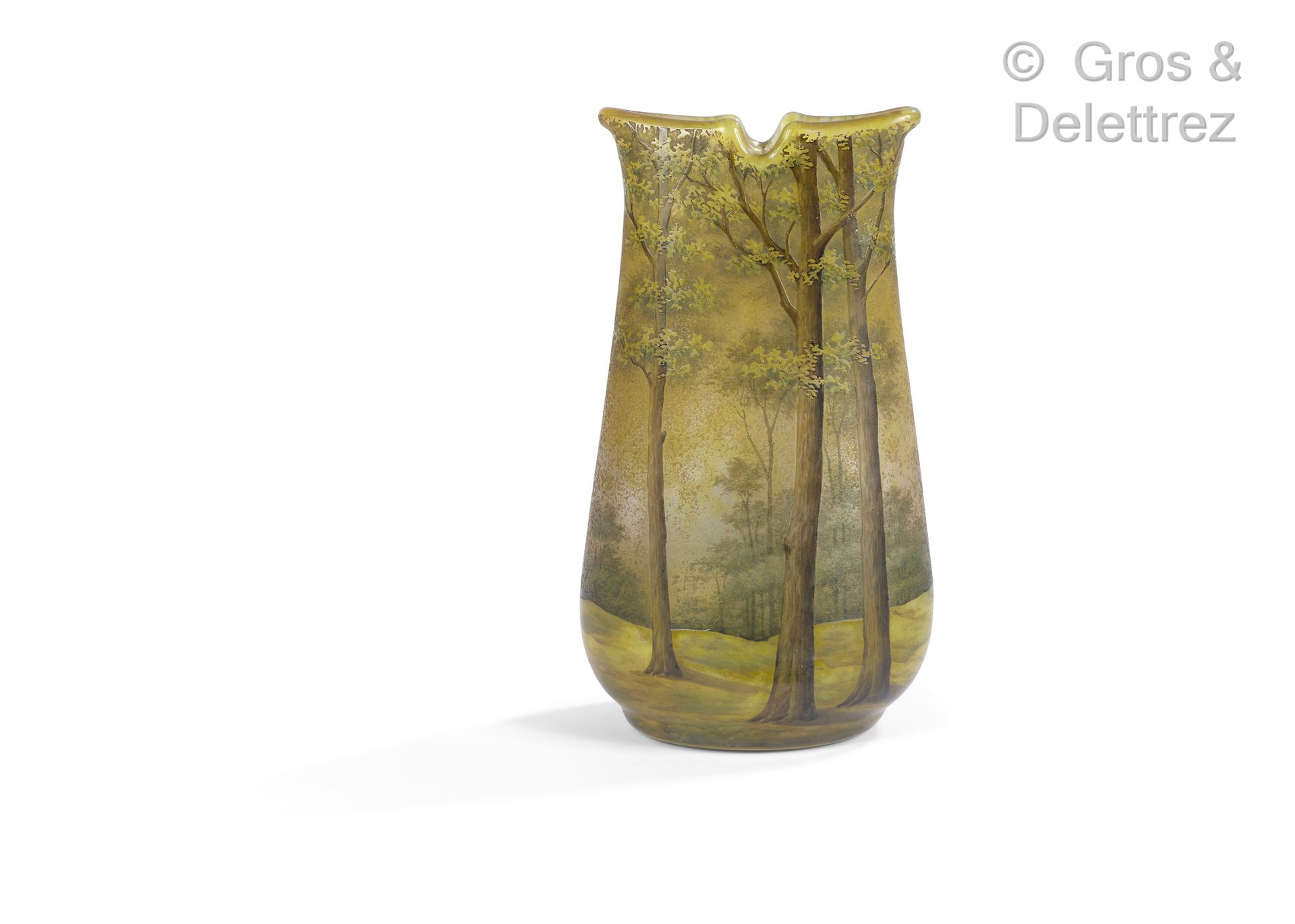 DAUM Nancy 一个有衬里的玻璃花瓶，上面有棕色和黄色调的树木的酸蚀装饰。

签名为Daum Nancy。

大约1900年。

高：18.5厘米