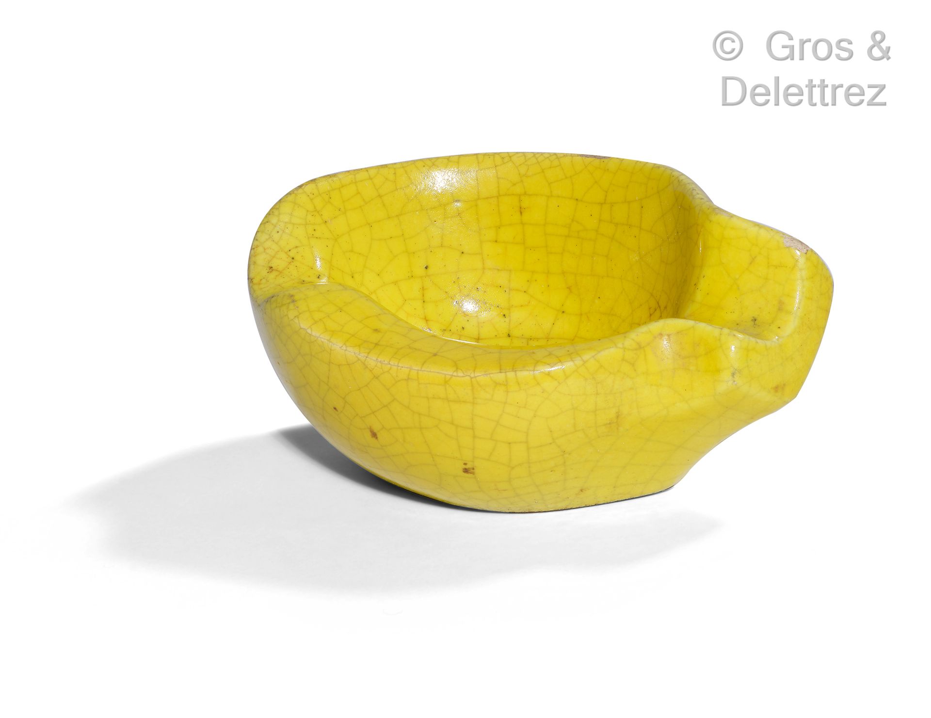Georges JOUVE (1910-1964) Cendrier en céramique émaillée craquelée jaune.

Signé&hellip;