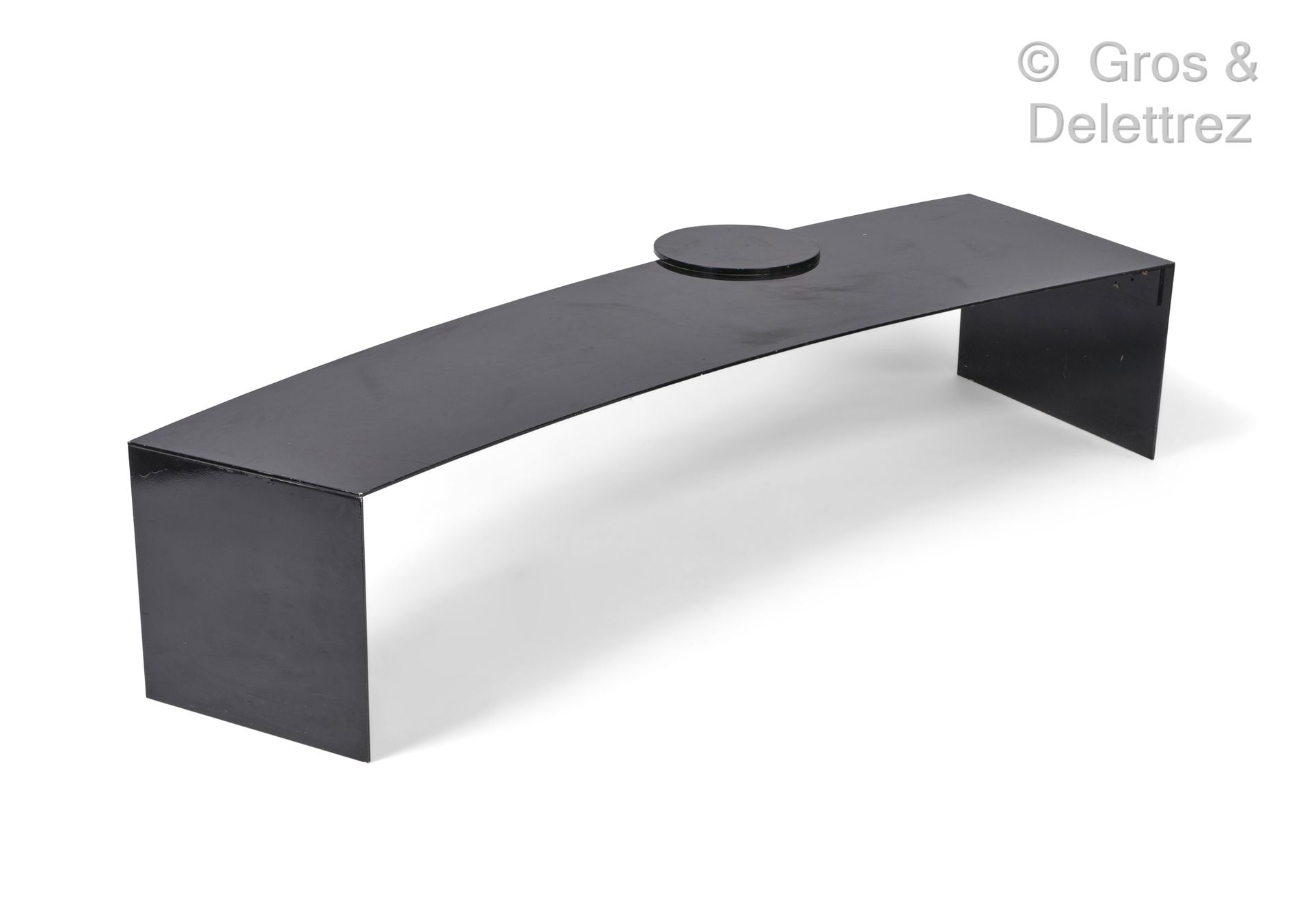 GILLES DERAIN (NÉ EN 1944) Coffee table model "Agathe" in black lacquered metal.&hellip;