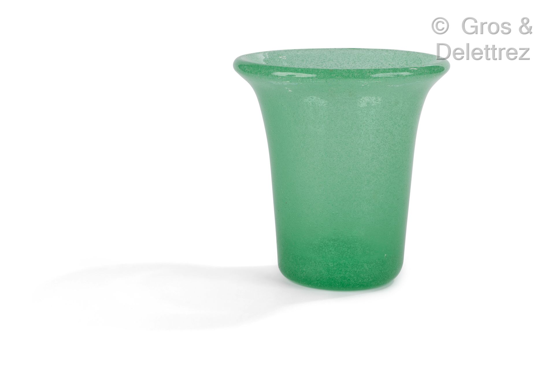 Carlo SCARPA (1906-1978), Design de. 绿色厚玻璃喇叭形花瓶 "a bollicine"。

署名 "Venini Muran&hellip;