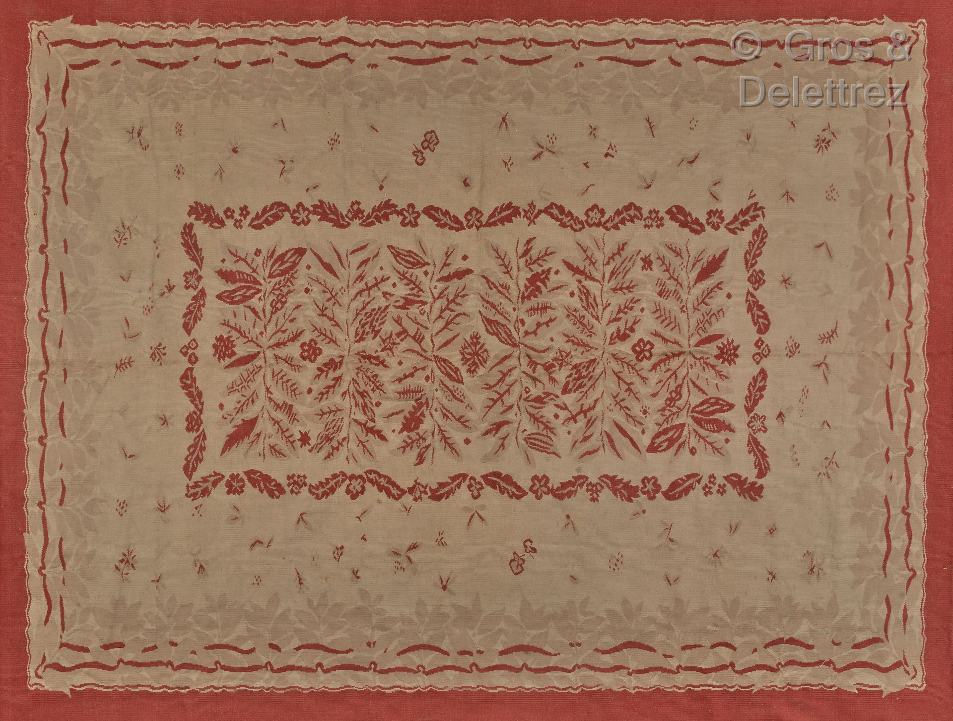 AUBUSSON 有米色和红色植物装饰的羊毛地毯。

约1940年。

300 x 210 cm