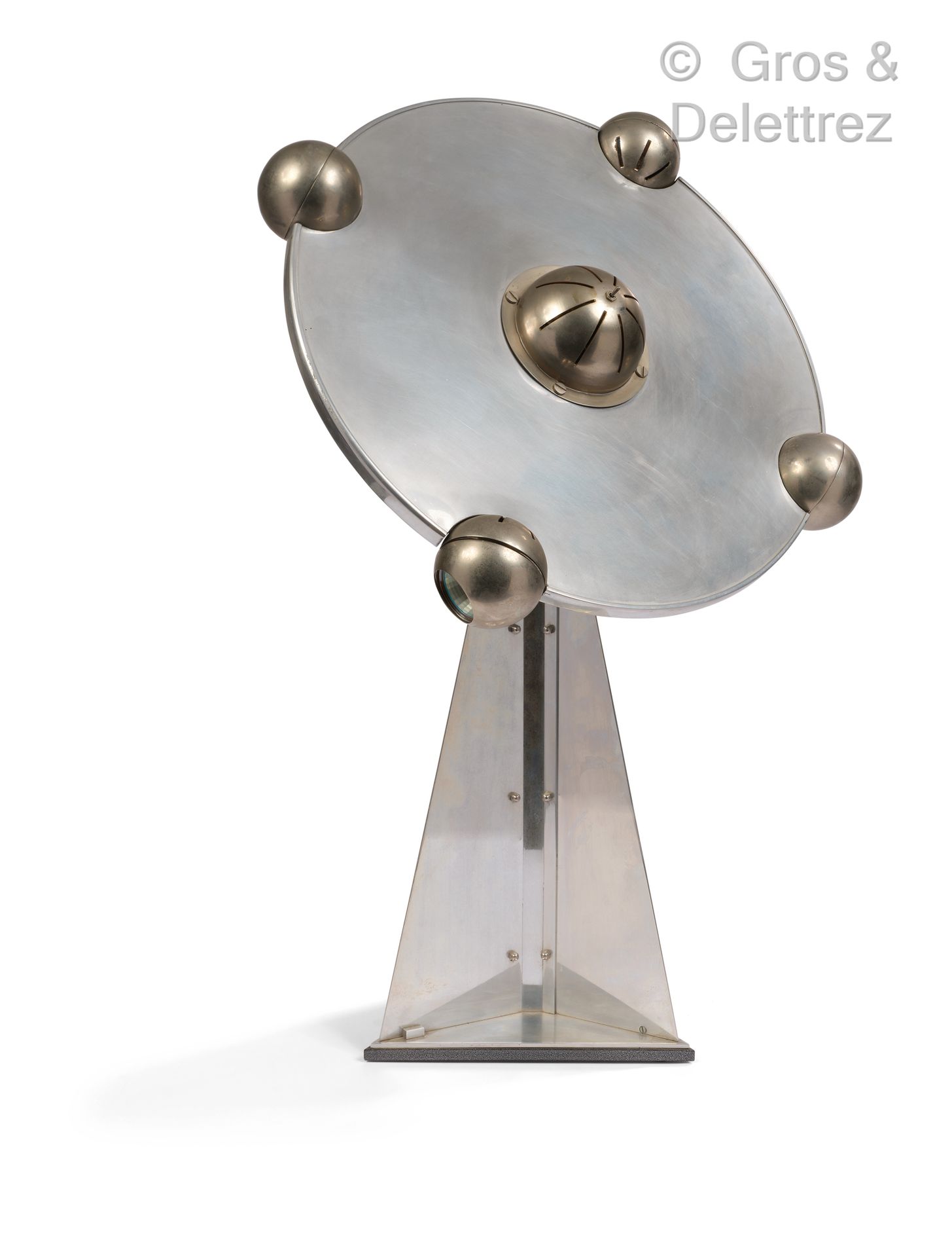 Yonel LEBOVICI (1937-1998) 灯具小模型 "Saucer"，抛光铝，镀镍钢，黑色环氧树脂钢底座。

有签名和编号的有13个。

Lebo&hellip;