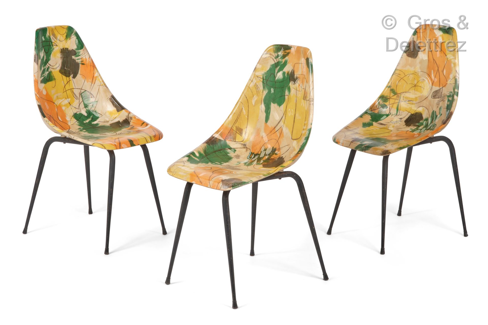 La Cigogne Éditeur 一套三把椅子，多色玻璃纤维外壳，黑色漆面金属腿。

由出版商盖章。

约1950年。

高：82厘米/宽：41.5厘米/深&hellip;