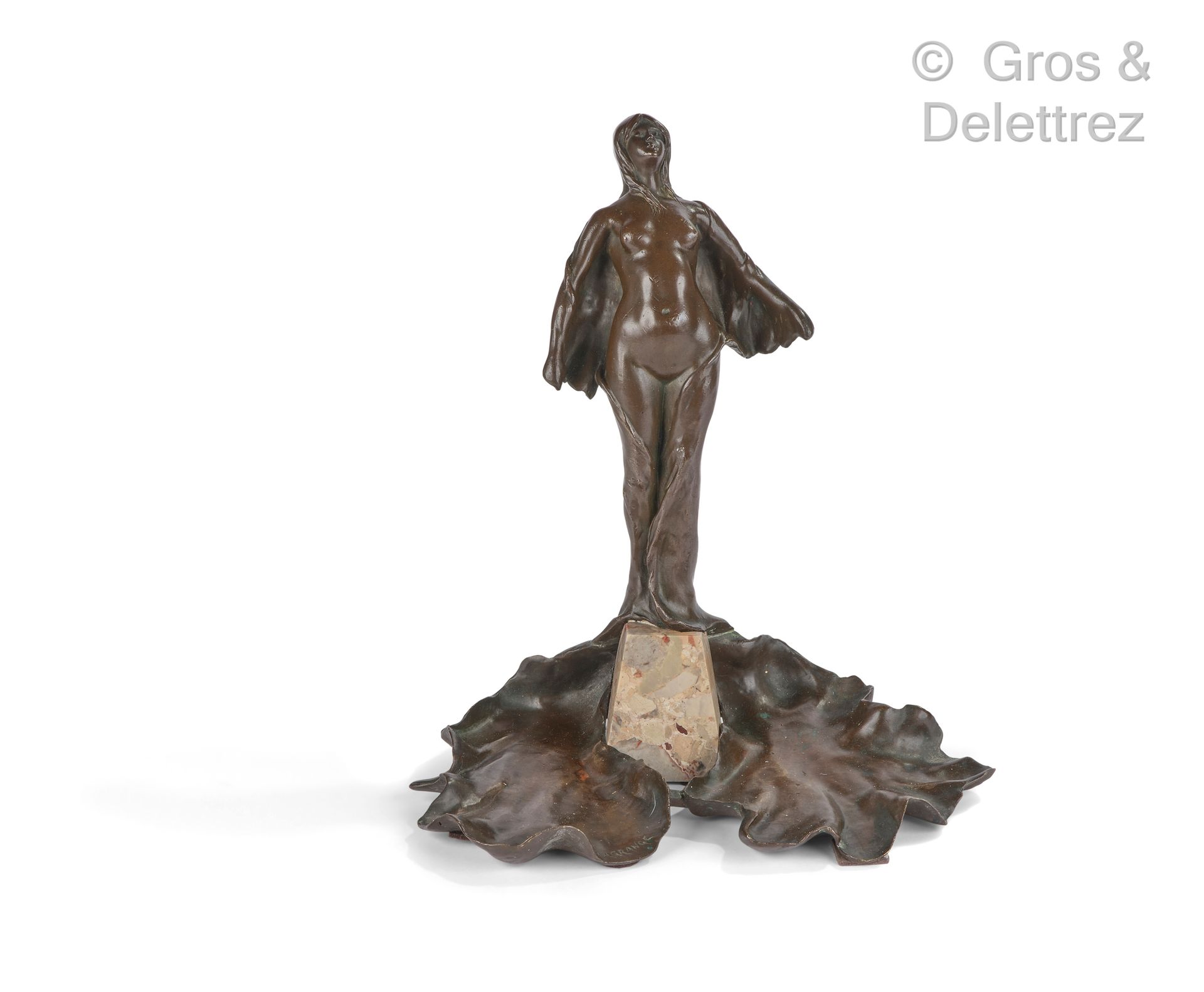 Léon Noel DELAGRANGE (1872-1910) 一件带有棕色铜锈的青铜雕塑，在大理石底座上描绘了一个女人。

签名为 "德拉格朗日"。

高：&hellip;