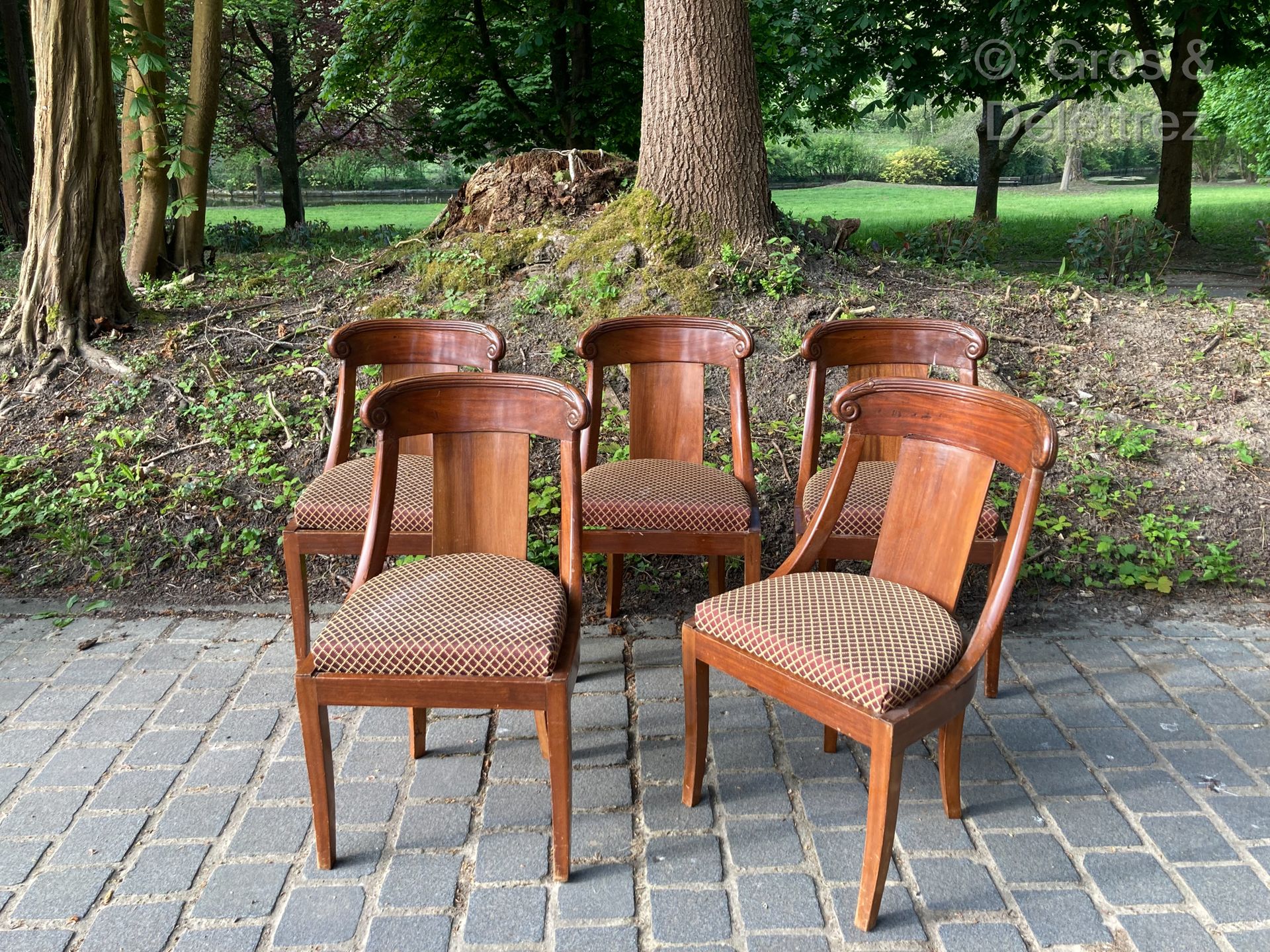 Null 一套五张桃花心木和桃花心木饰面的餐椅，有卷曲的贡多拉椅背，背部有马刀腿。

19世纪

78 x 46 厘米。薯片