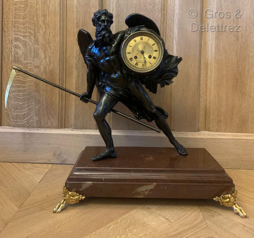 Null Un reloj de bronce patinado que muestra a Chronos llevando la esfera en una&hellip;