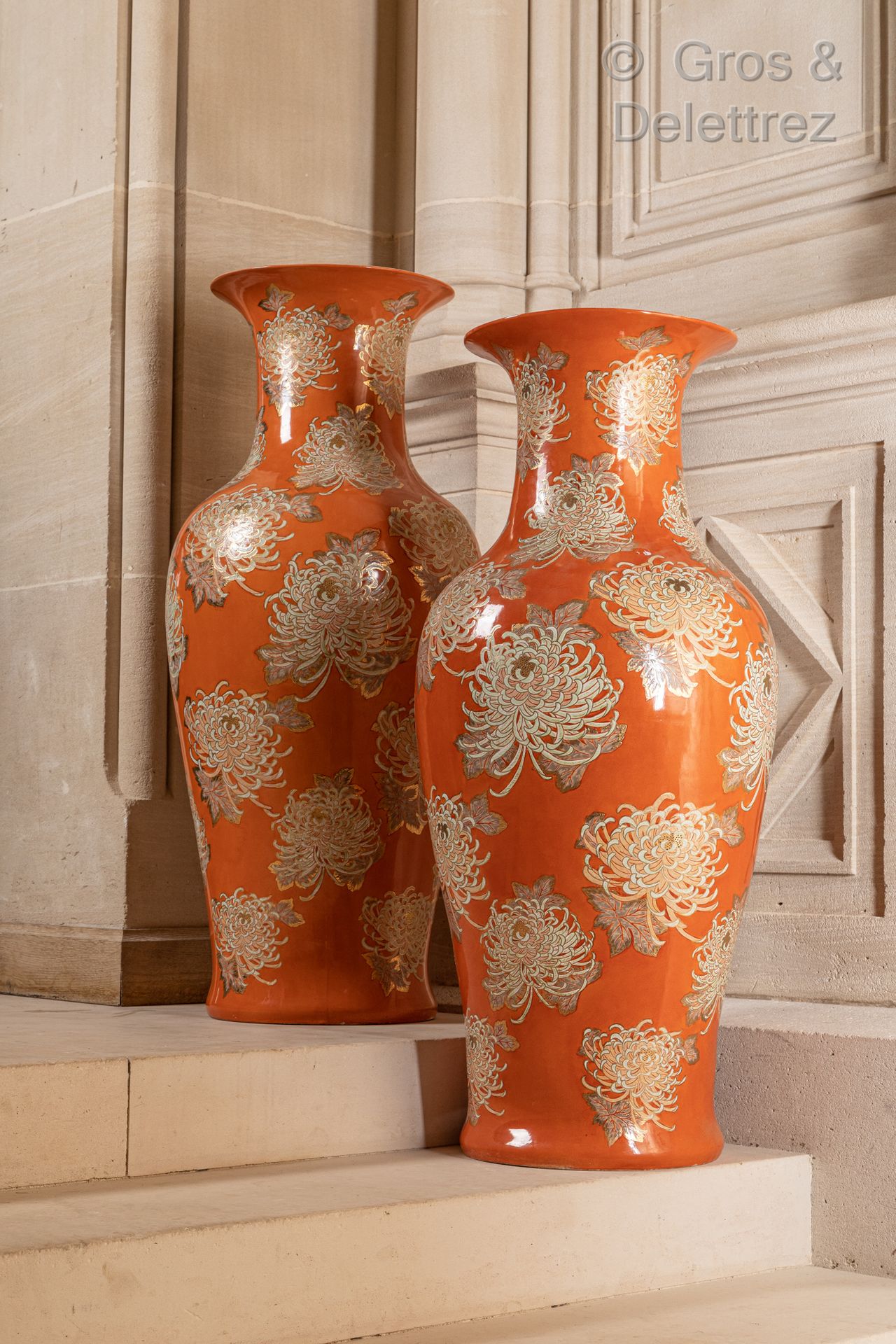 JAPON 一对阳台形的大瓷瓶，在橙色背景上装饰着白色和金色的菊花。

20世纪

高度：120厘米