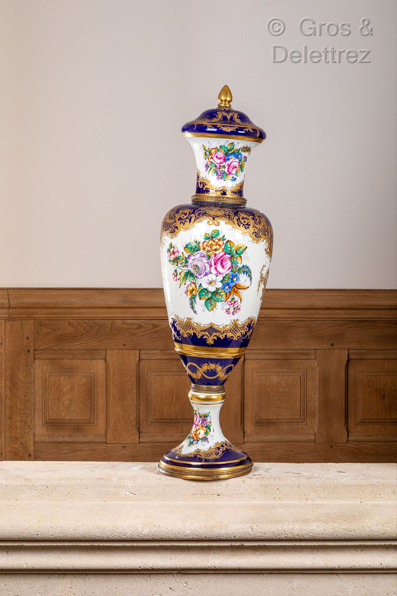 Null 阳台形式的大型有盖瓷瓶，蓝色背景上的刺绣卷轴和镀金罗盖尔周围有花束的多色装饰。

高度：90厘米
