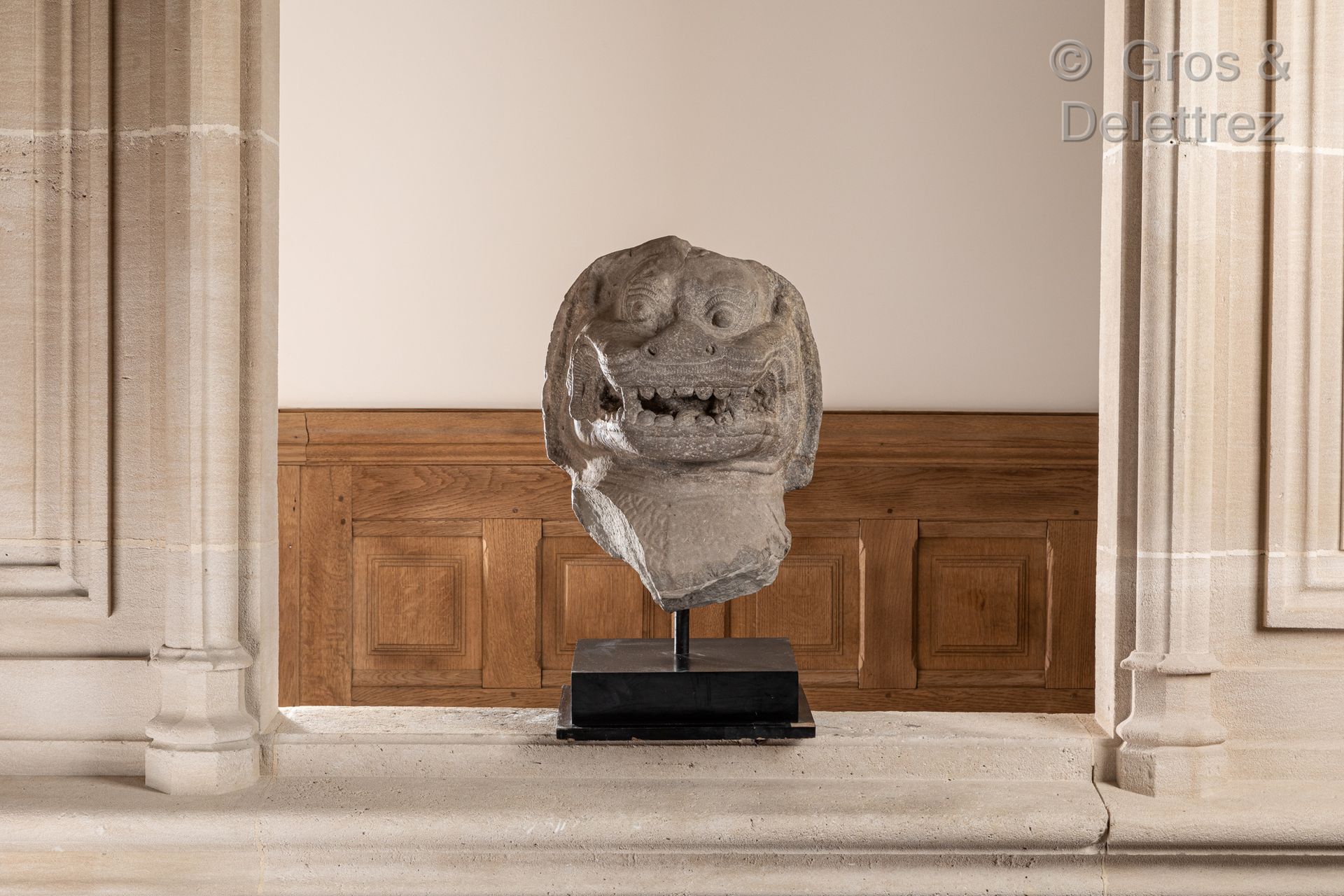 Null 狮子头被破译

米色砂岩雕塑

巴雍遗址，高棉语

柬埔寨，13世纪

高：49 - 宽：39 - 深：29厘米