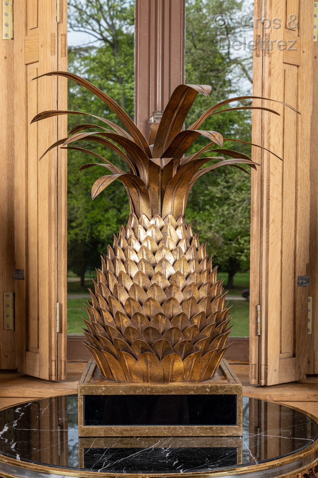 Dans le goût de la Maison JANSEN 表现棕榈树的黄铜落地灯，放置在四角形的底座上

高：68厘米