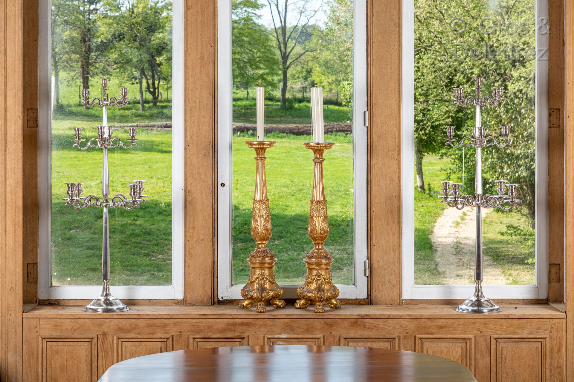 Null Un par de candelabros de madera tallada y dorada que descansan sobre tres p&hellip;