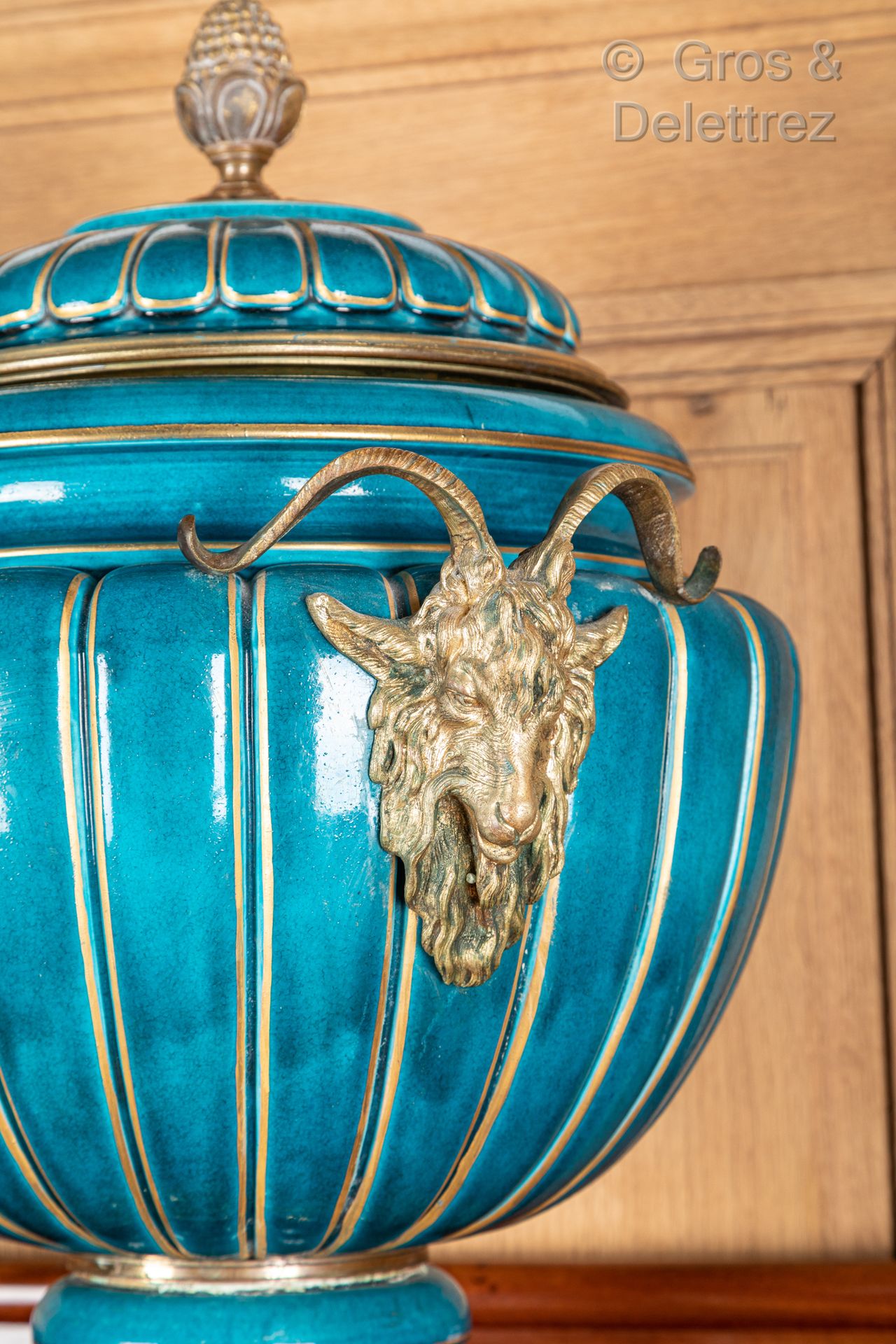 Null 一个大型绿松石珐琅彩瓷盖壶，装饰有金色的钆，有一个山羊头的把手，一个圆形的底座，有四只脚和芙蓉和月桂叶。

高度：53厘米