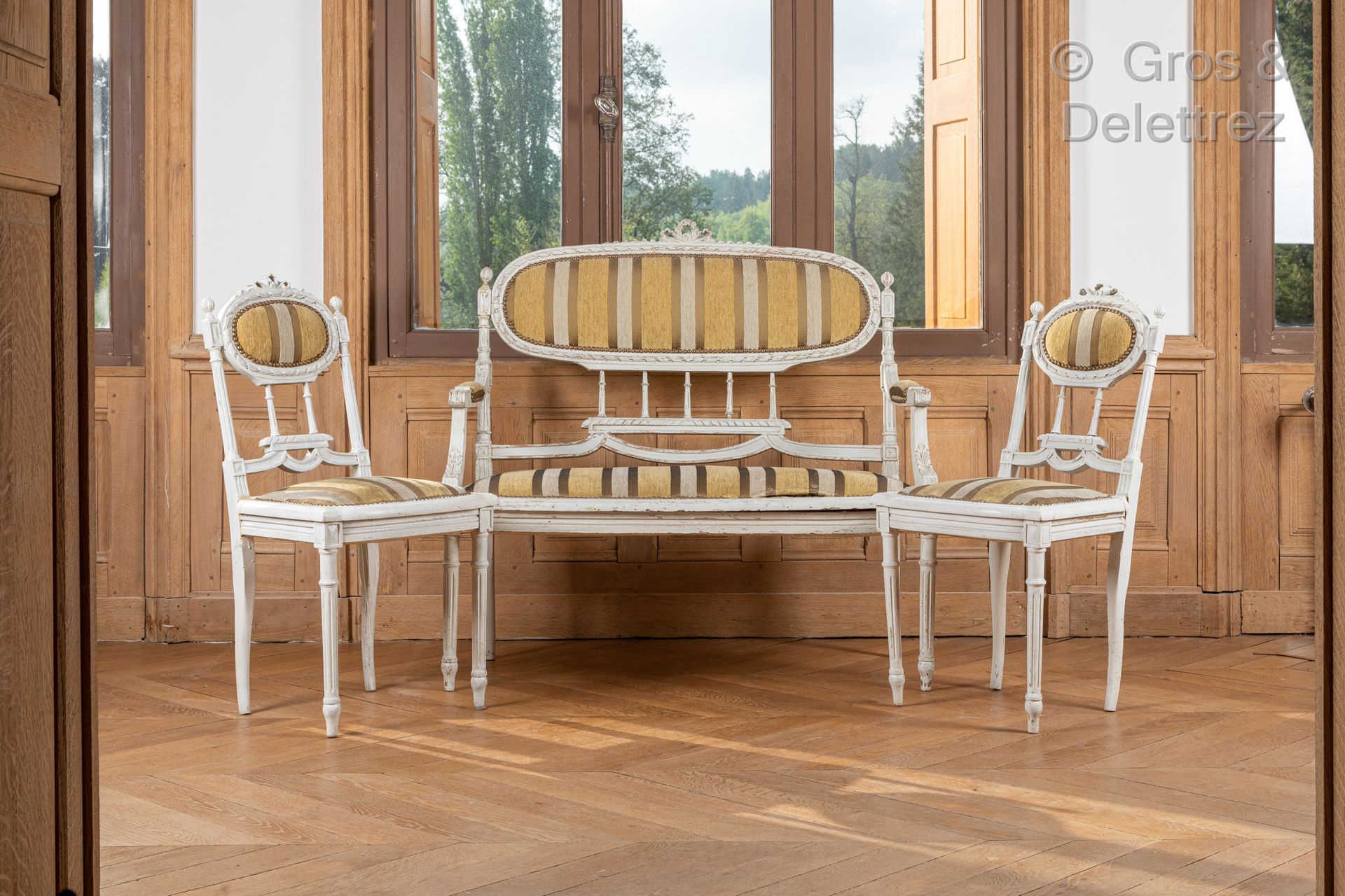 Null 由一张沙发和一对椅子组成的小客厅，沙发和椅子都是用模制木头雕刻的丝带和白漆带状的芦苇。它站在锥形和凹槽腿上。

路易十六风格

高：106厘米 - 宽&hellip;