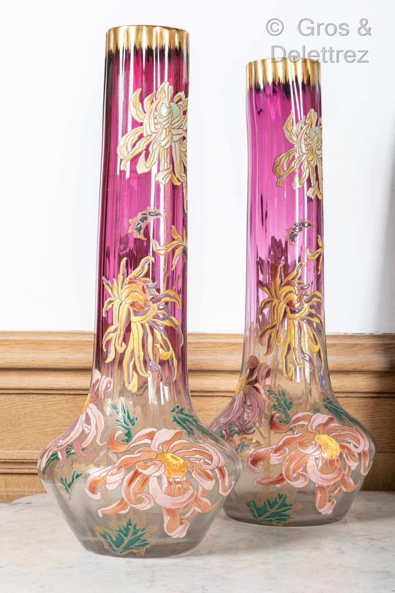 Dans le goût de Montjoie-Saint Denis 一对大花瓶，部分着色的紫色玻璃，带珐琅彩的菊花装饰

约1880年

高度：59厘米