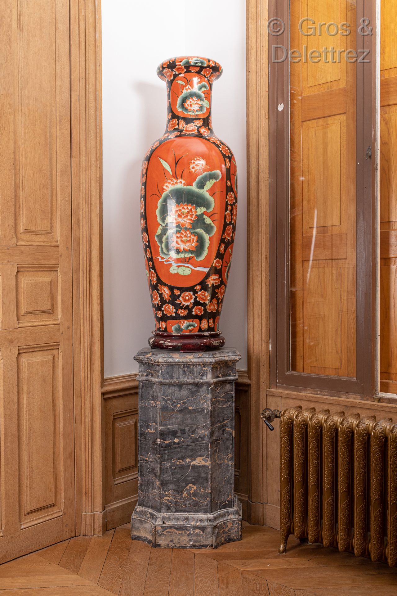 JAPON Seconde moitié du XXe siècle

Important vase balustre en porcelaine émaill&hellip;
