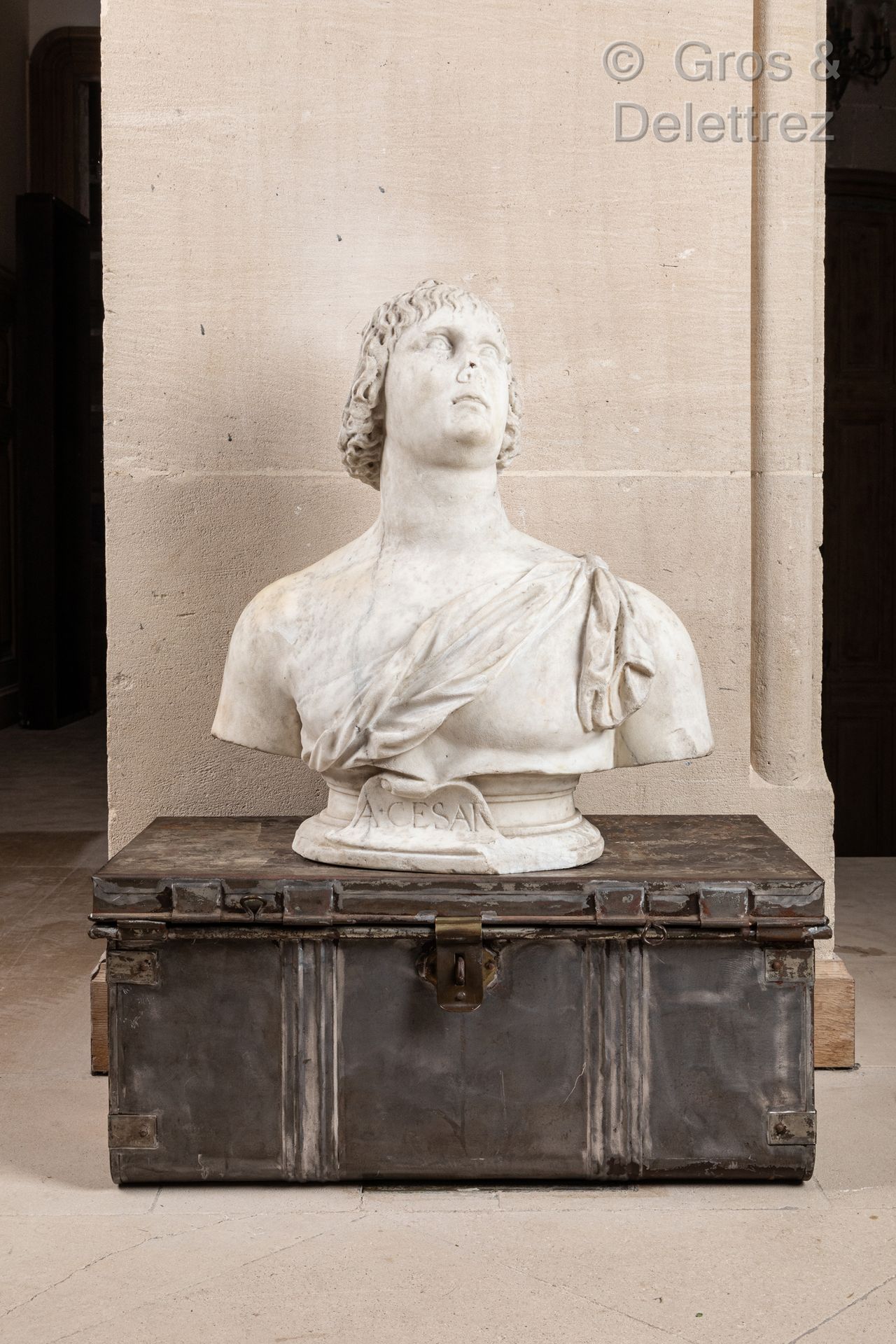 Italie, fin du XVIIe siècle, début XVIIIe siècle 大理石雕刻，代表一个穿着古装的人。

它位于一个扩口和模制的椭&hellip;