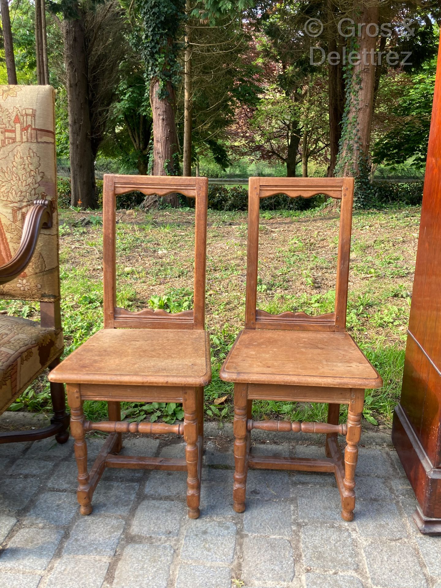 Null Pair of chairs called Lorraine in natural wood molded and turned, the openw&hellip;