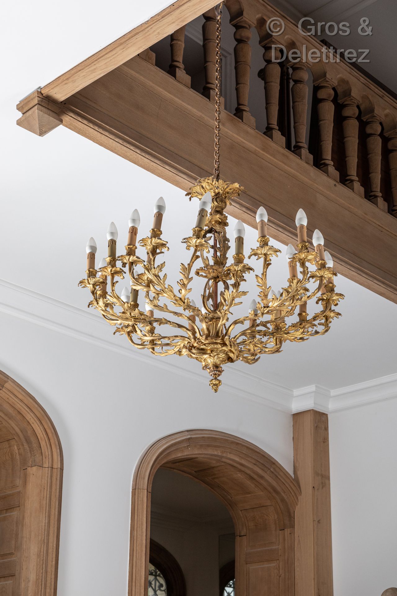 Null 鎏金青铜吊灯，有24个灯臂和丰富的叶子装饰。

高度：80厘米
