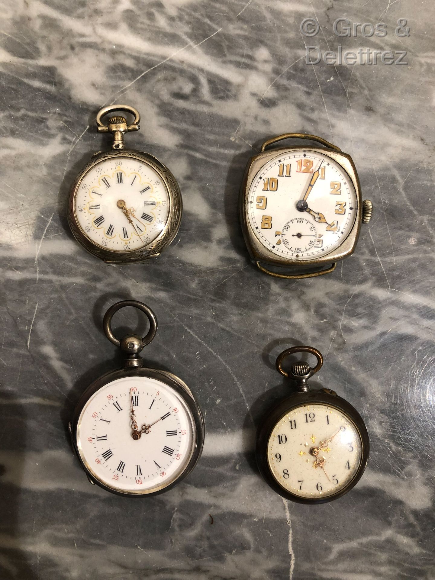 Null Juego de cuatro relojes de cuello, dos de plata, uno plateado y uno de meta&hellip;